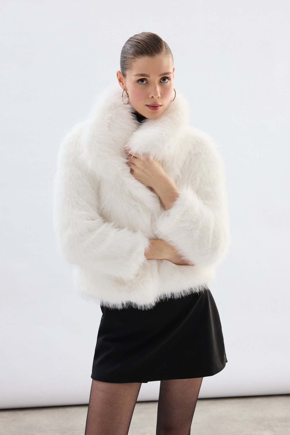 Geniş Yakalı Simli Kürk - Taş