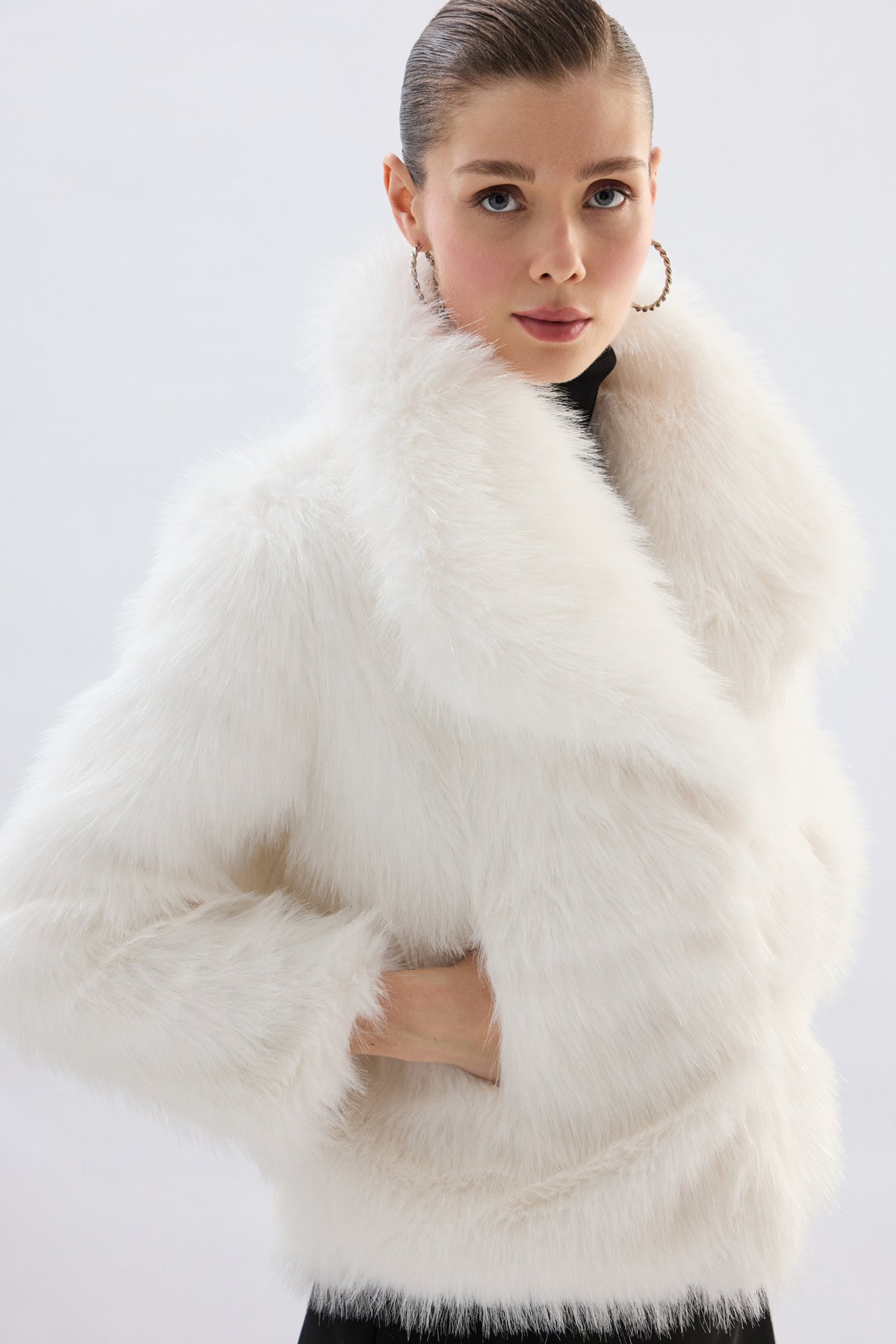 Geniş Yakalı Simli Kürk - Taş