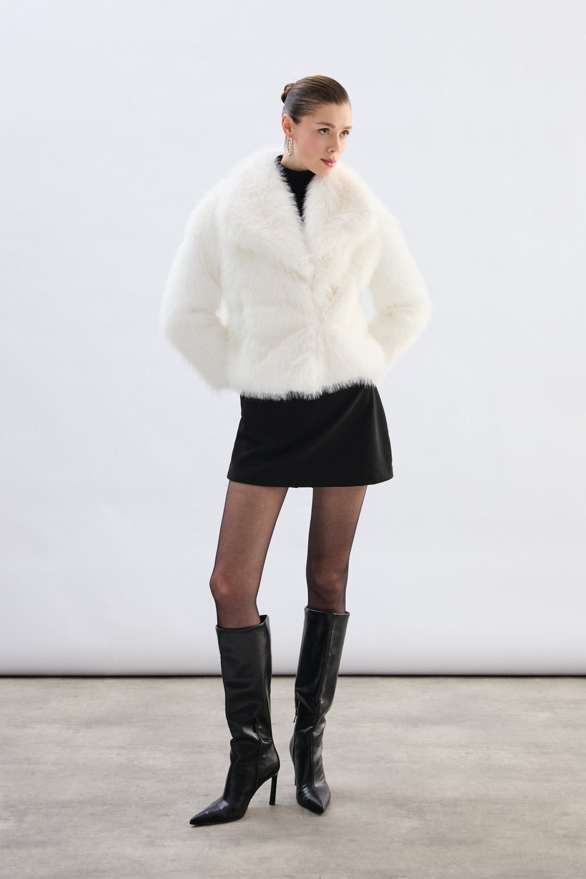 Geniş Yakalı Simli Kürk - Taş