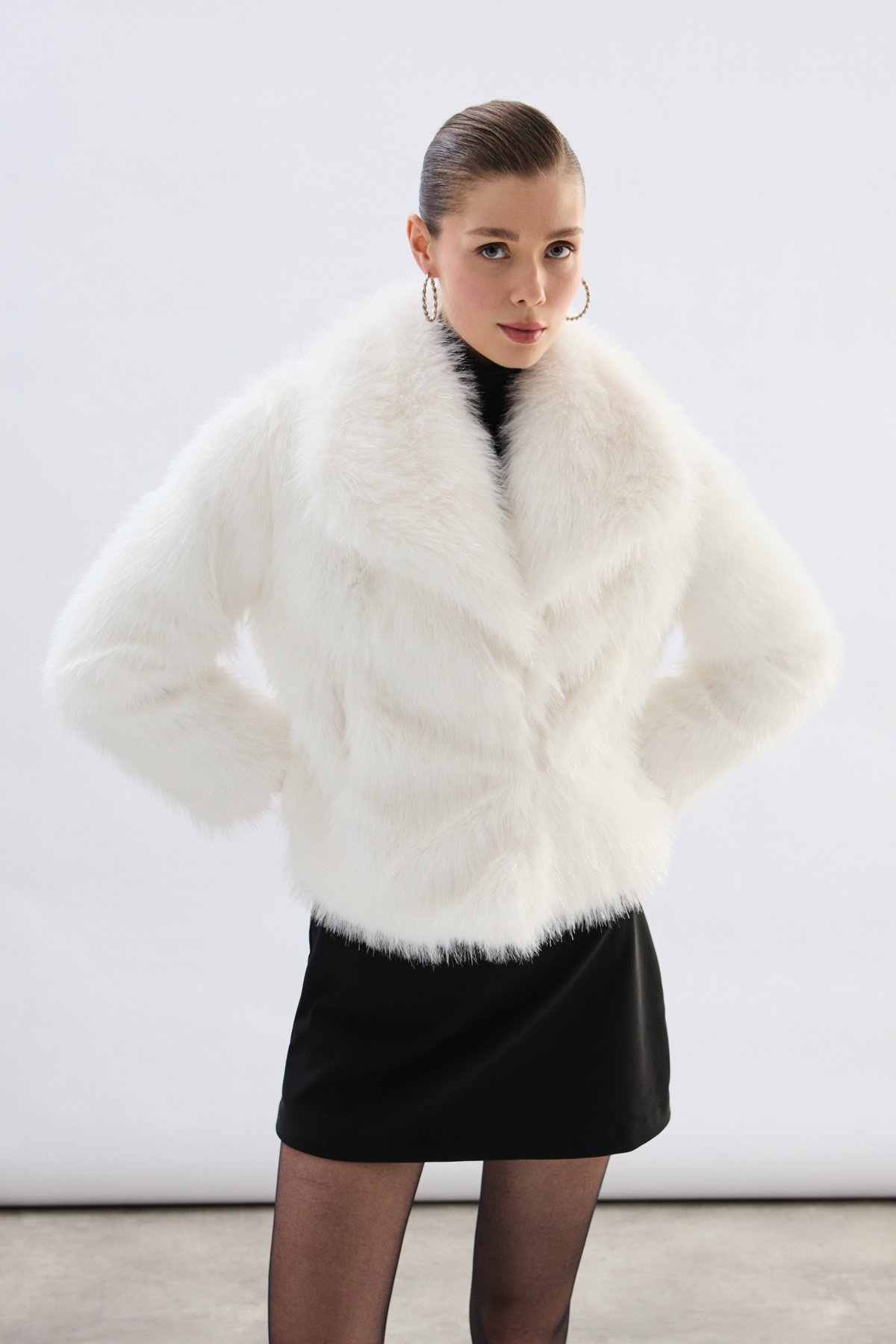 Geniş Yakalı Simli Kürk - Taş