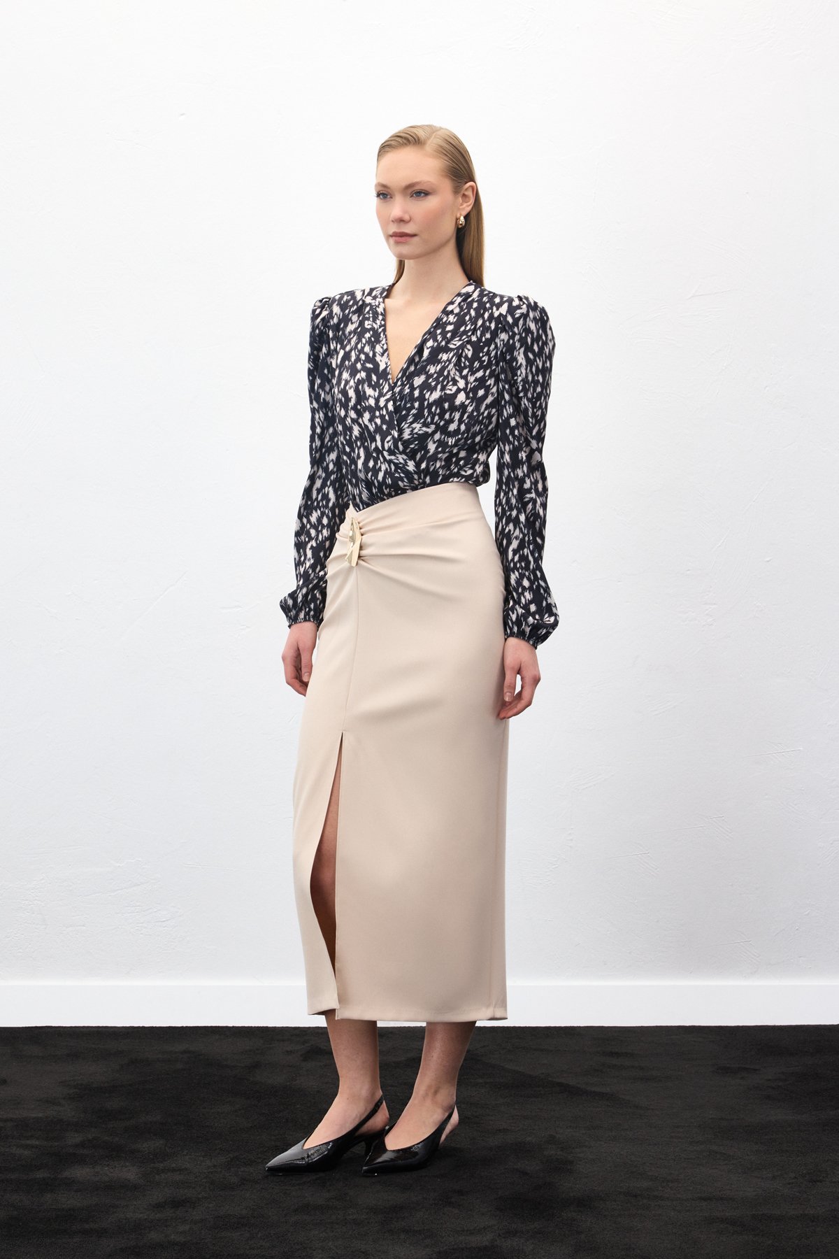 Gold Yan Aksesuarlı Etek - Bej