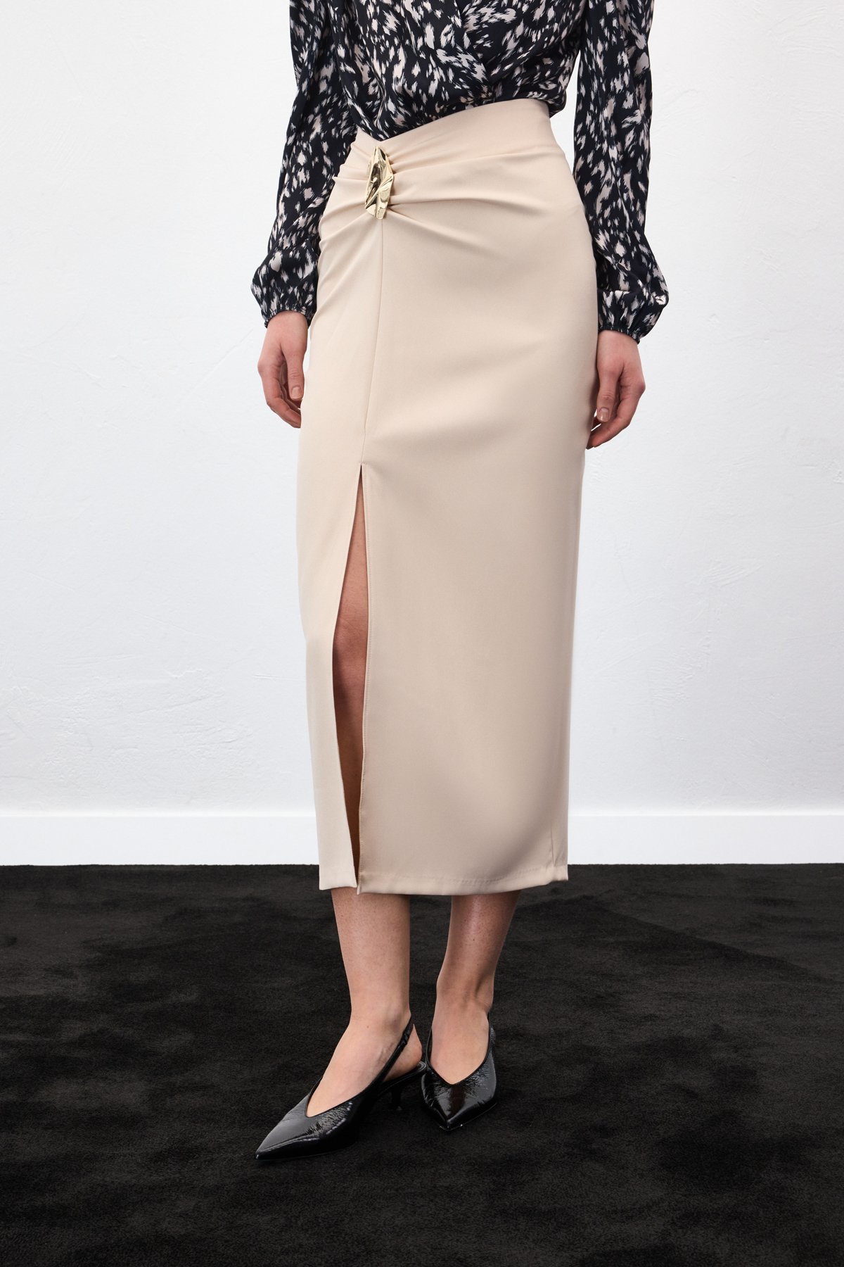 Gold Yan Aksesuarlı Etek - Bej