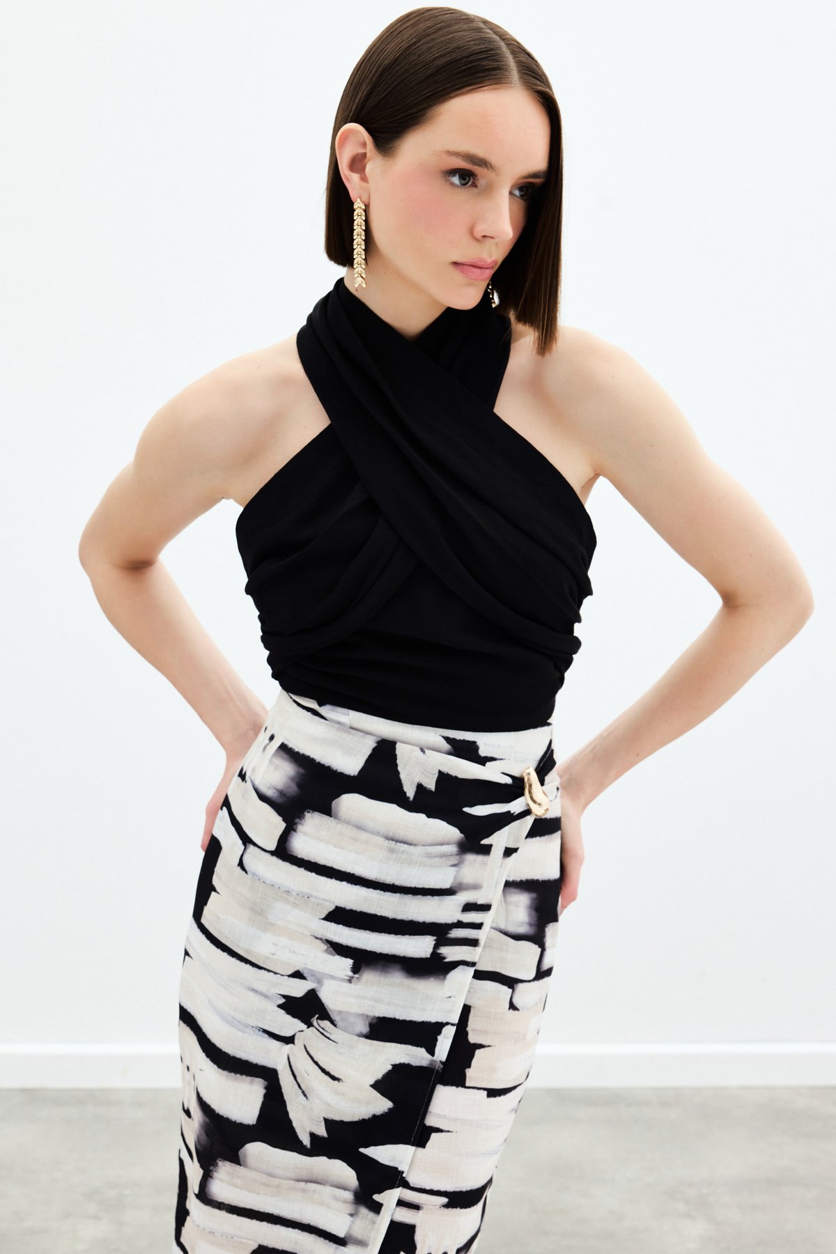 Halter Yaka Keten Crop Bluz - Siyah