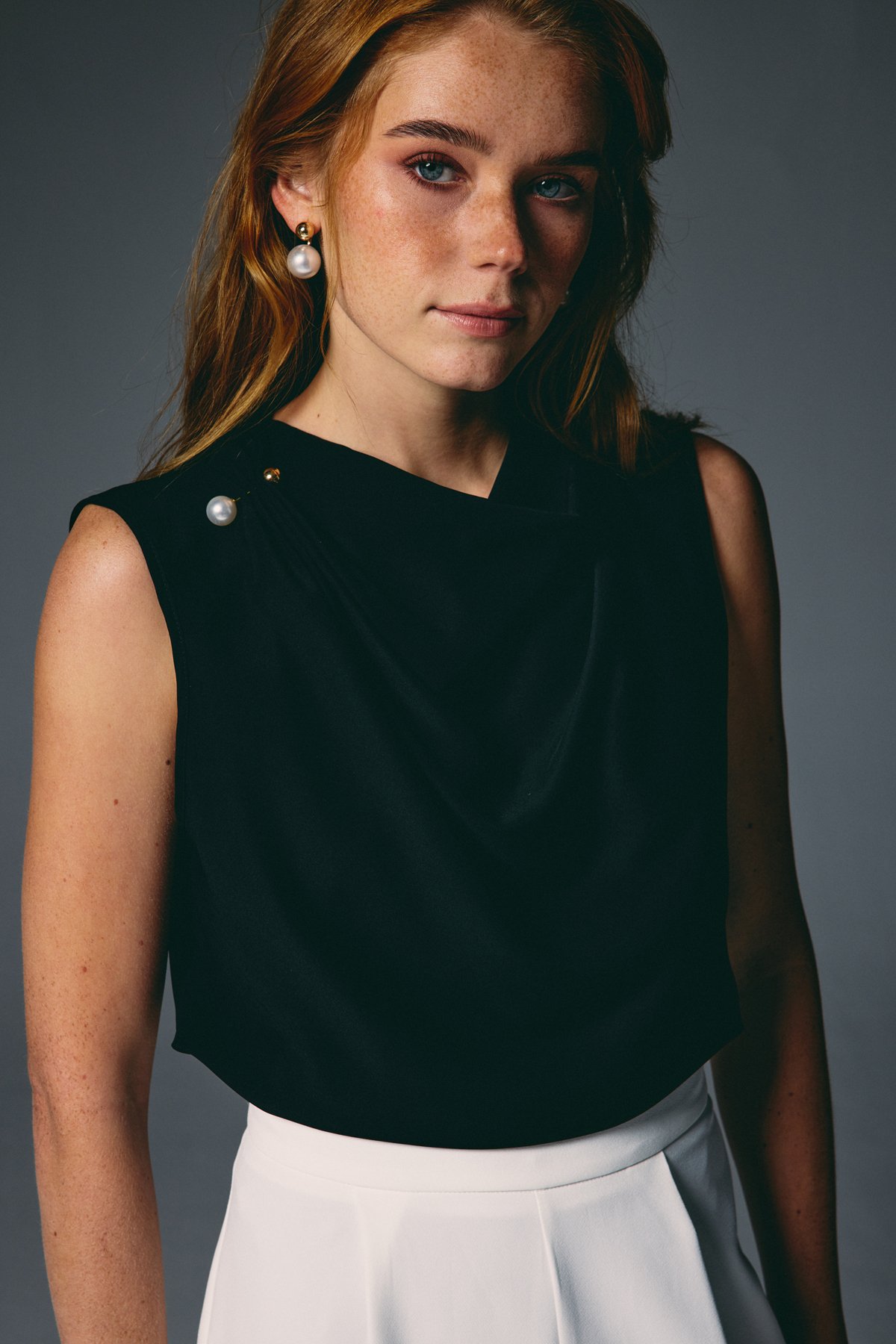 İnci Broşlu Degaje Bluz - Siyah