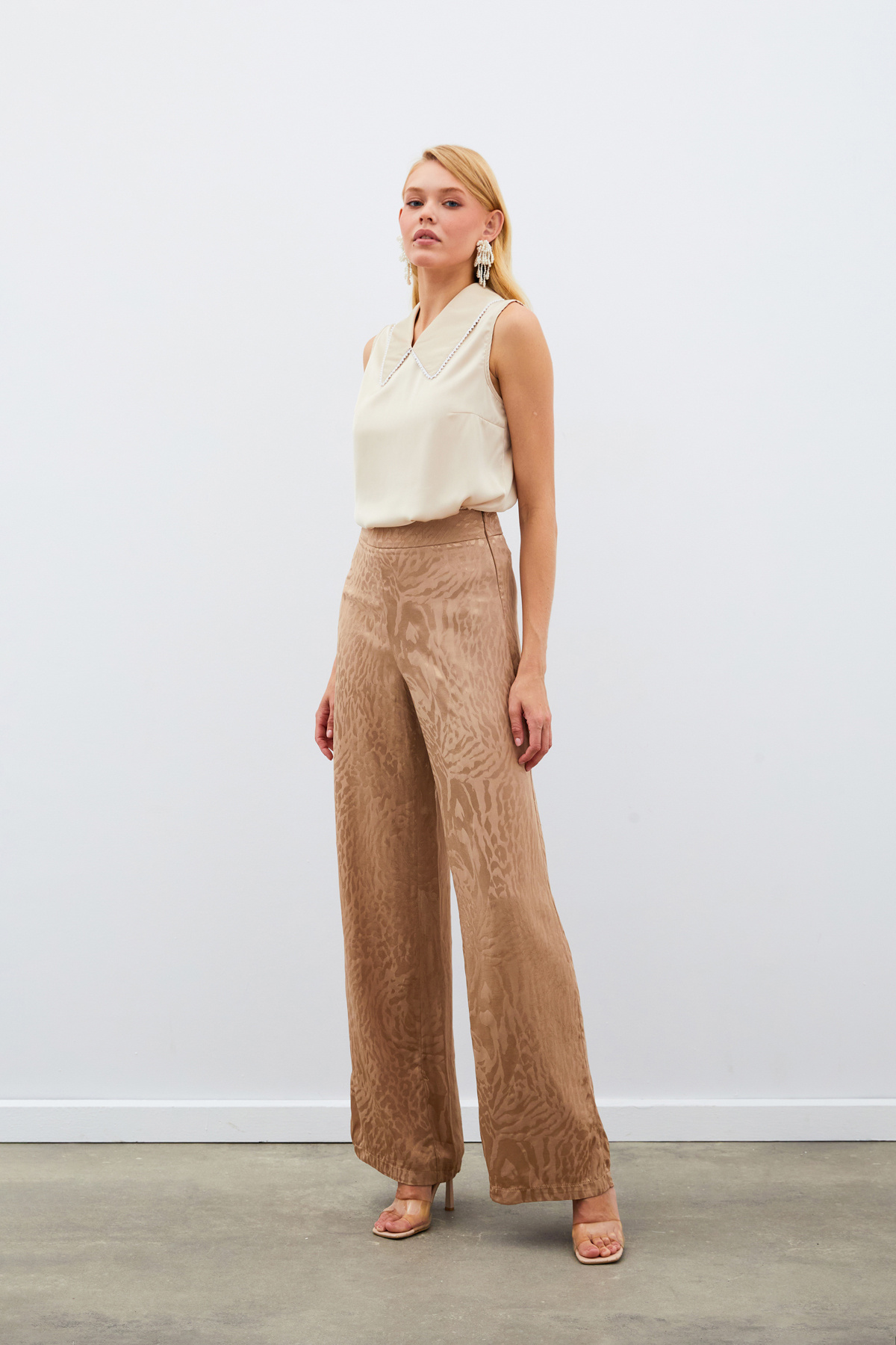 İnci Yakalı Kolsuz Bluz - BEJ