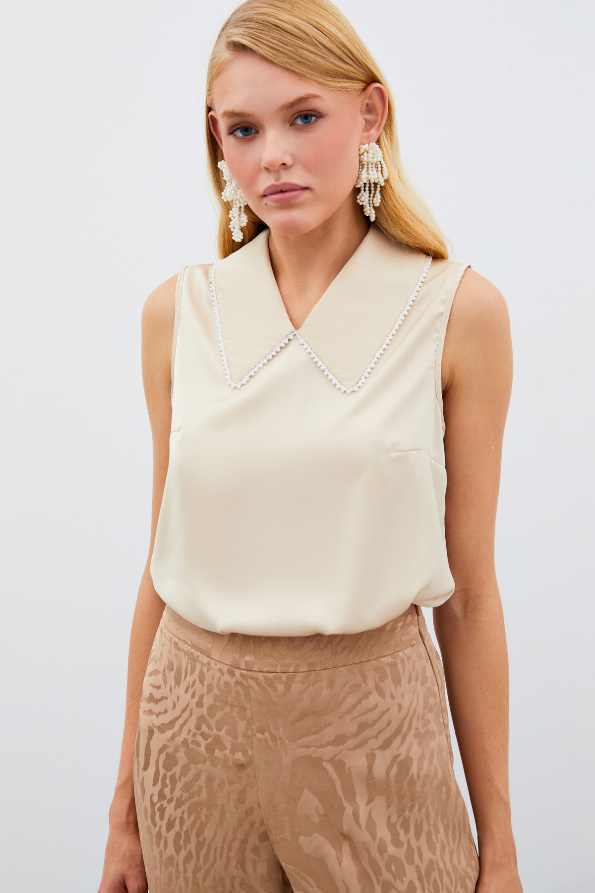 İnci Yakalı Kolsuz Bluz - BEJ