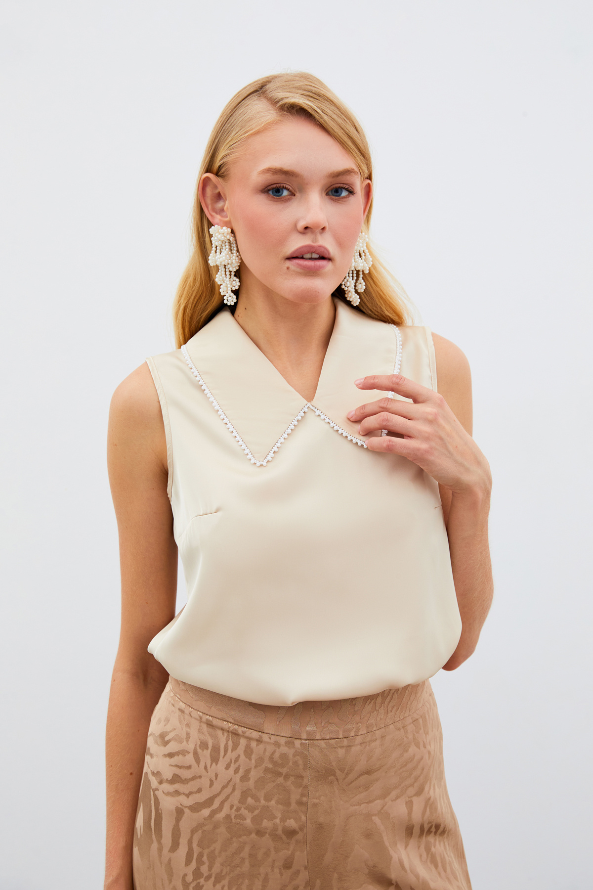 İnci Yakalı Kolsuz Bluz - BEJ