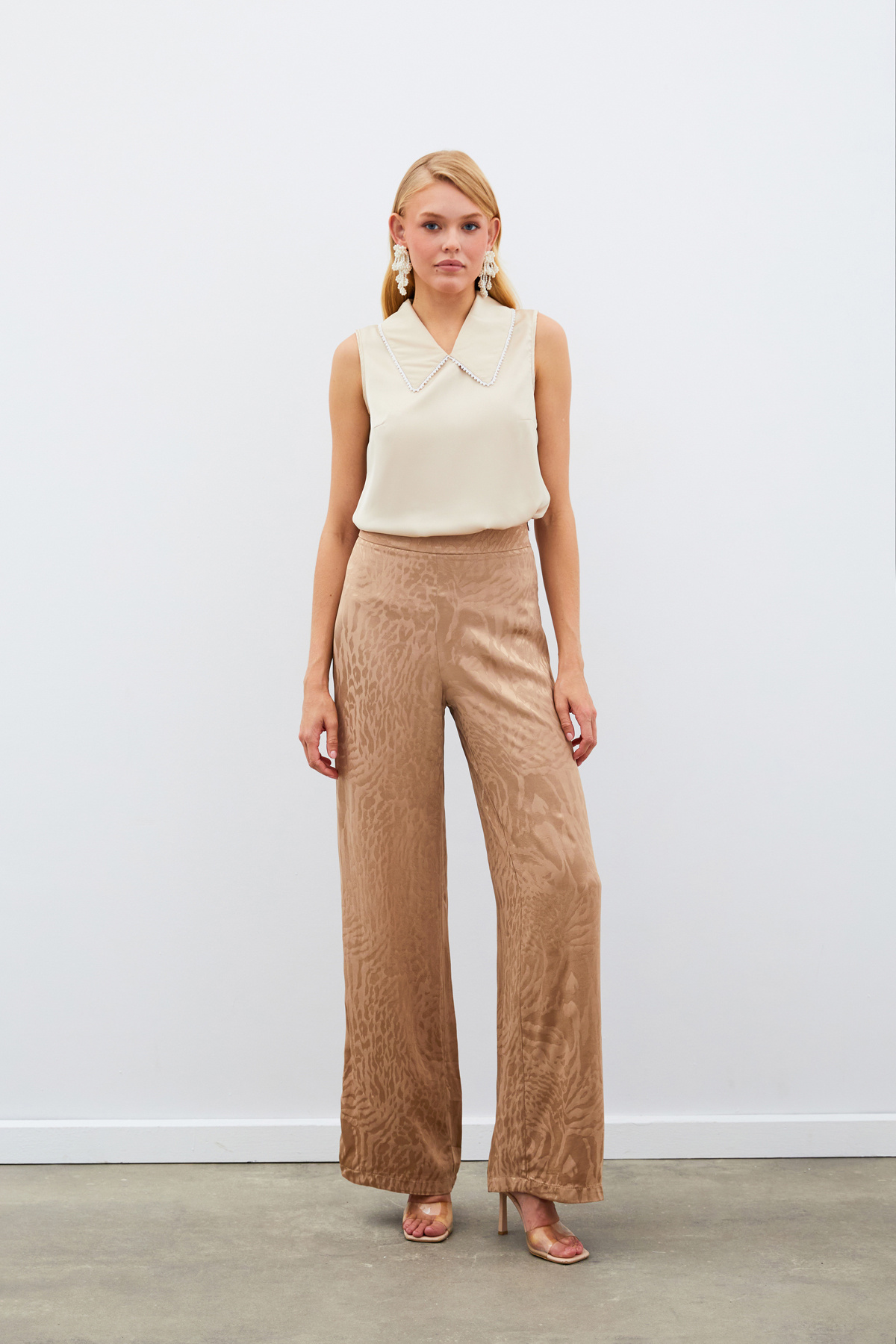 İnci Yakalı Kolsuz Bluz - BEJ