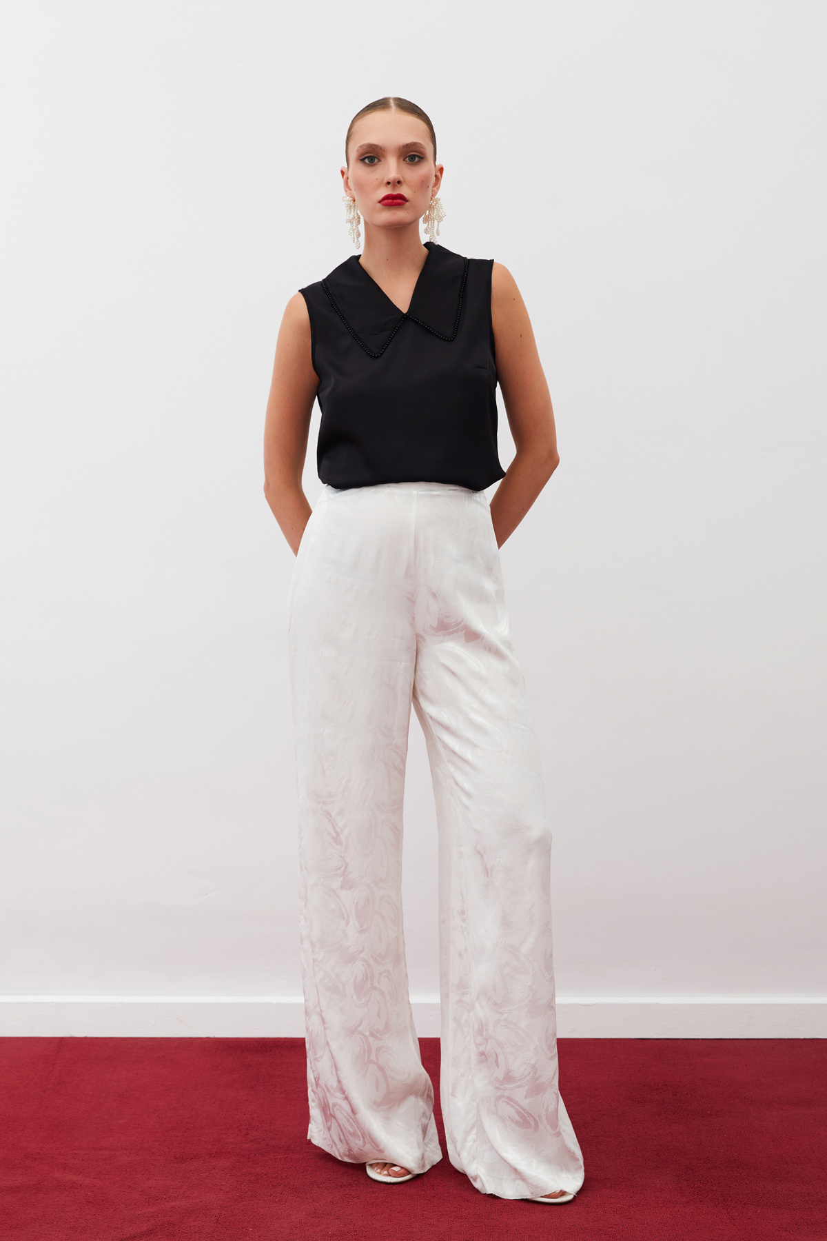 İnci Yakalı Kolsuz Bluz - SİYAH