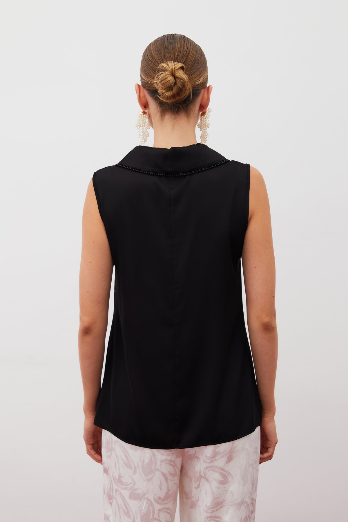 İnci Yakalı Kolsuz Bluz - SİYAH