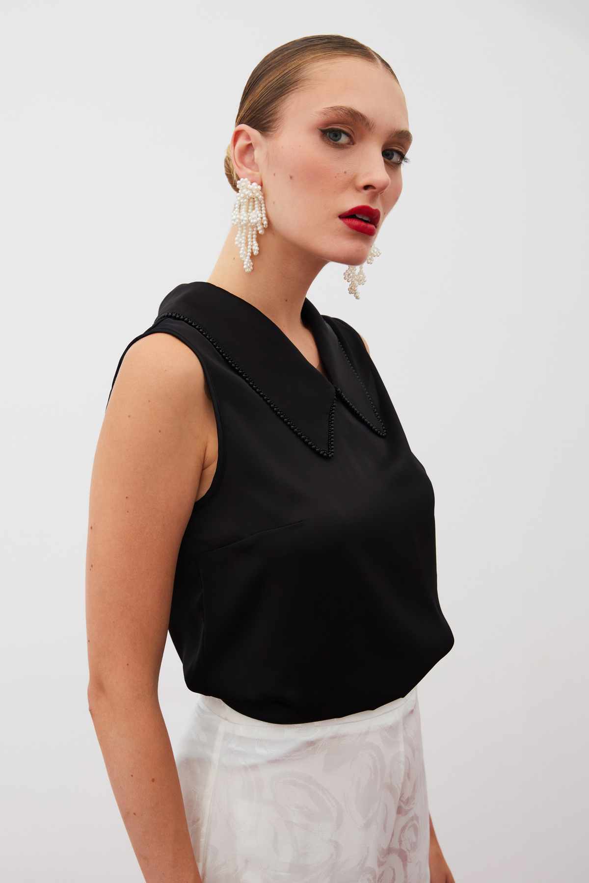 İnci Yakalı Kolsuz Bluz - SİYAH