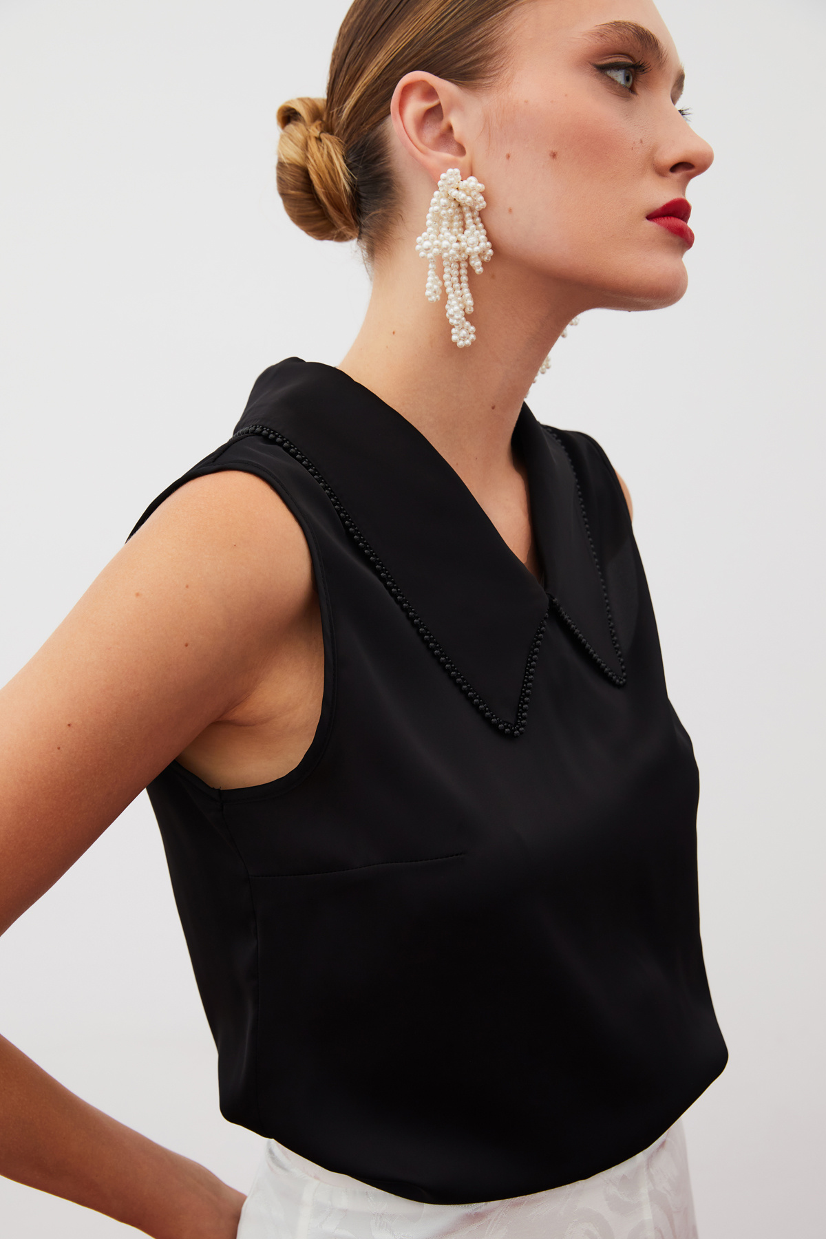 İnci Yakalı Kolsuz Bluz - SİYAH