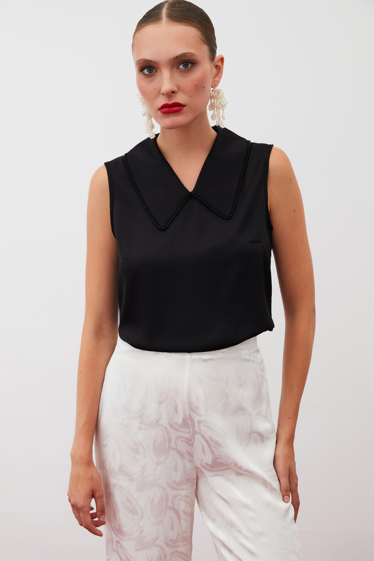 İnci Yakalı Kolsuz Bluz - SİYAH