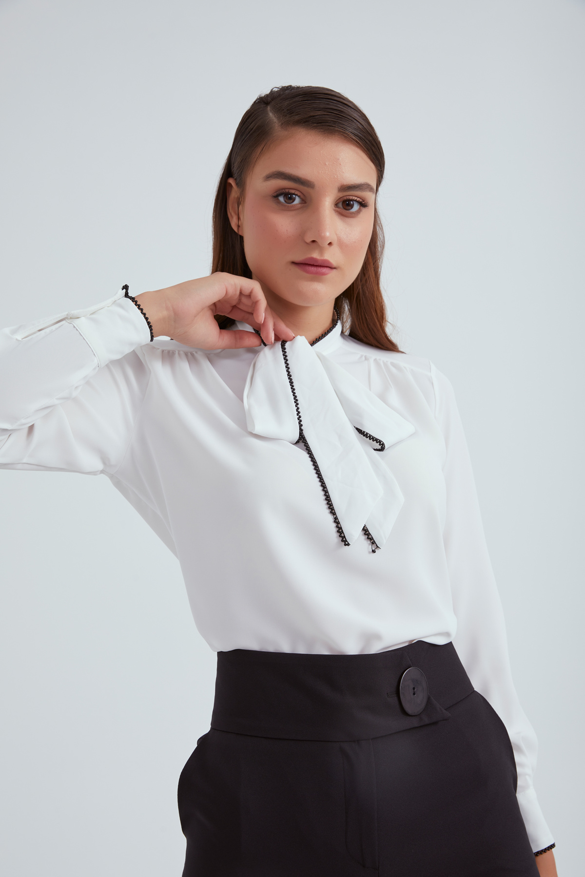 İncili fular detaylı bluz - EKRU
