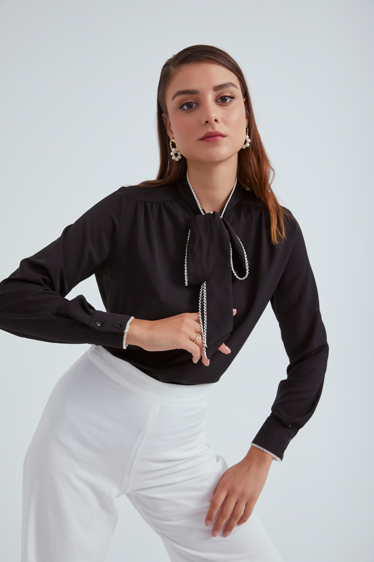 İncili fular detaylı bluz - SİYAH