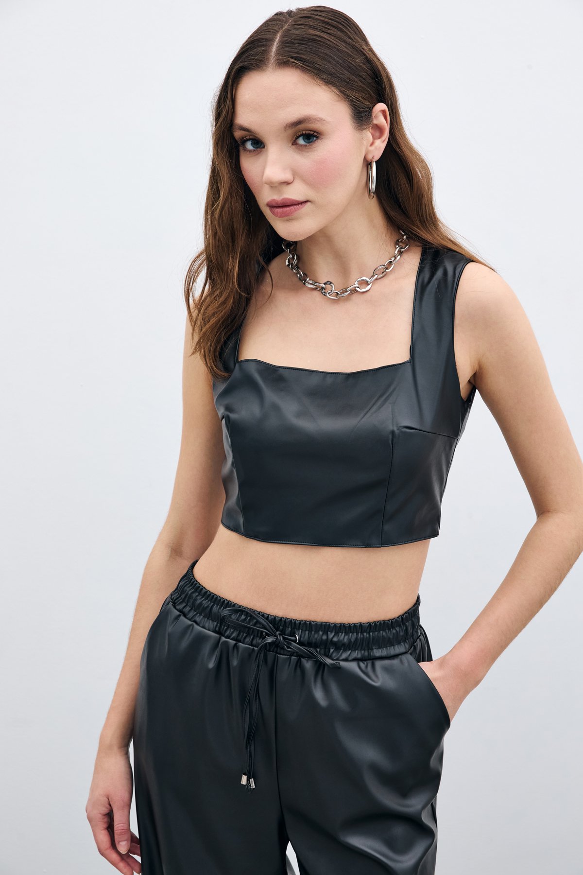 Kare Yaka Deri Crop - Siyah