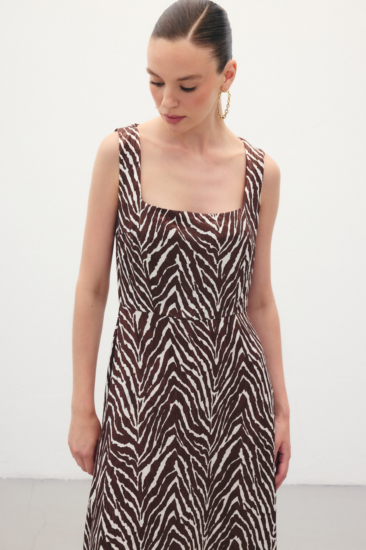 Kare Yaka Zebra Desenli Elbise - Kahve