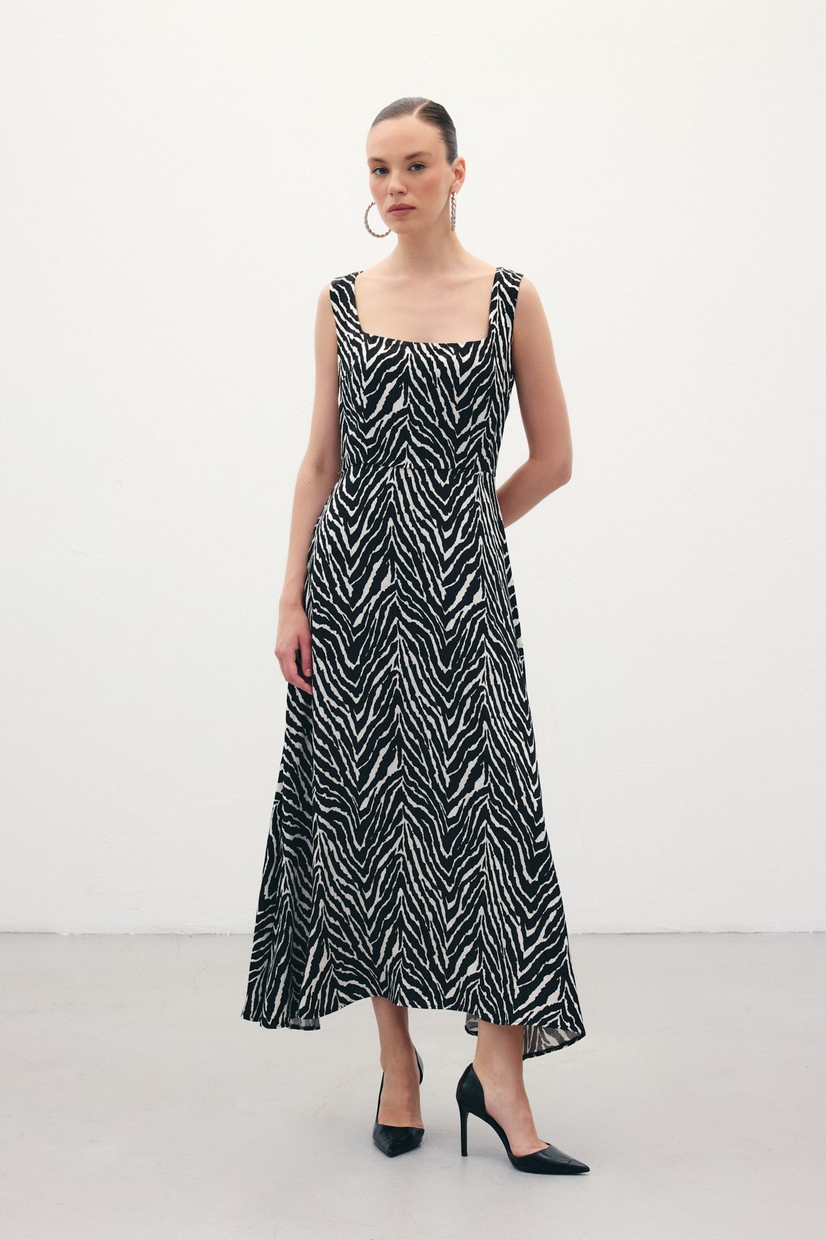 Kare Yaka Zebra Desenli Elbise - Siyah