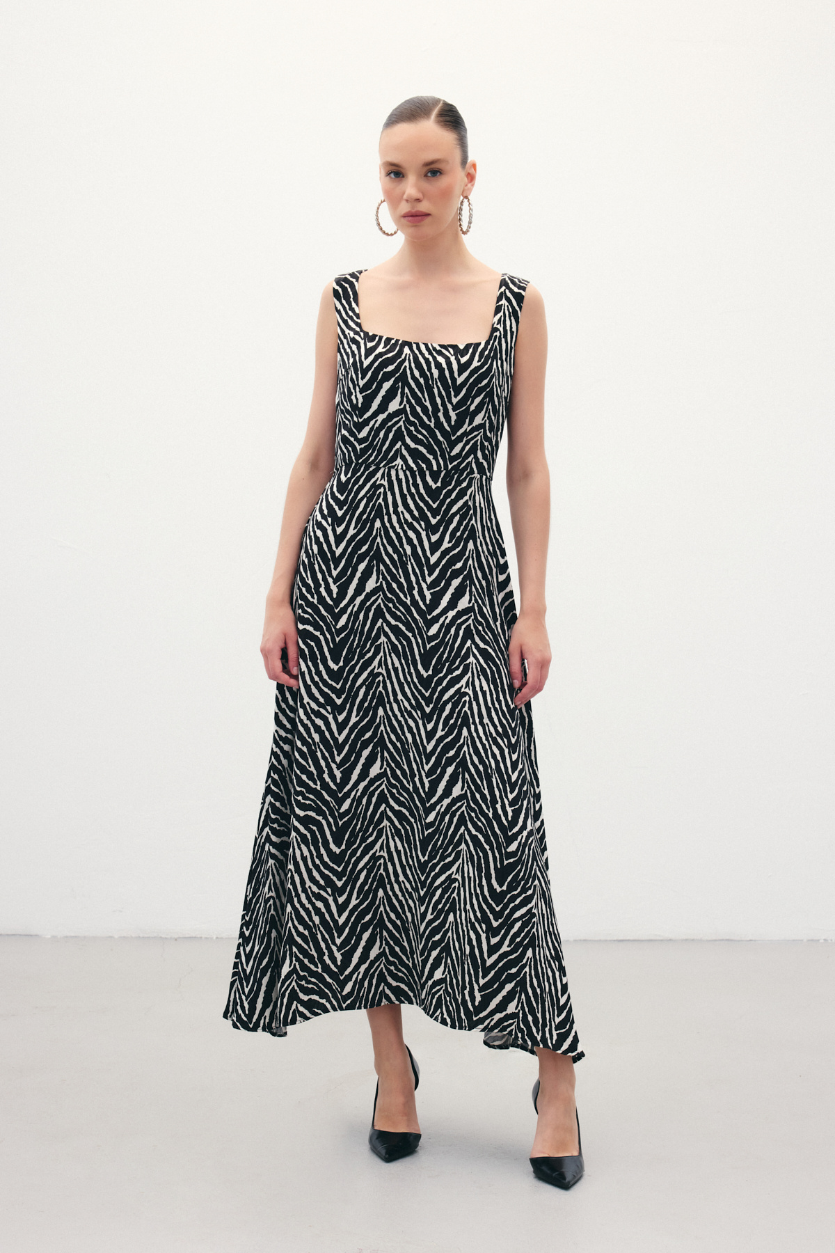 Kare Yaka Zebra Desenli Elbise - Siyah