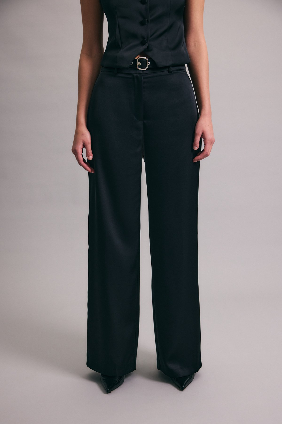 Kemer Detaylı Saten Pantolon - Siyah