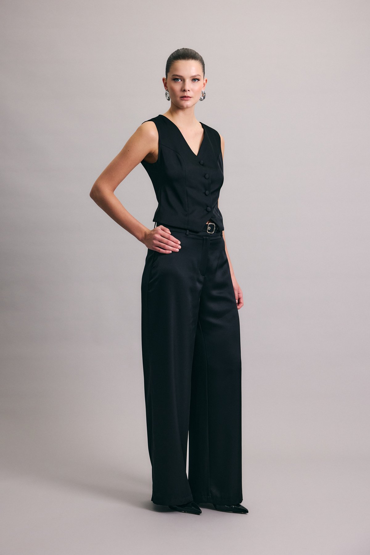 Kemer Detaylı Saten Pantolon - Siyah