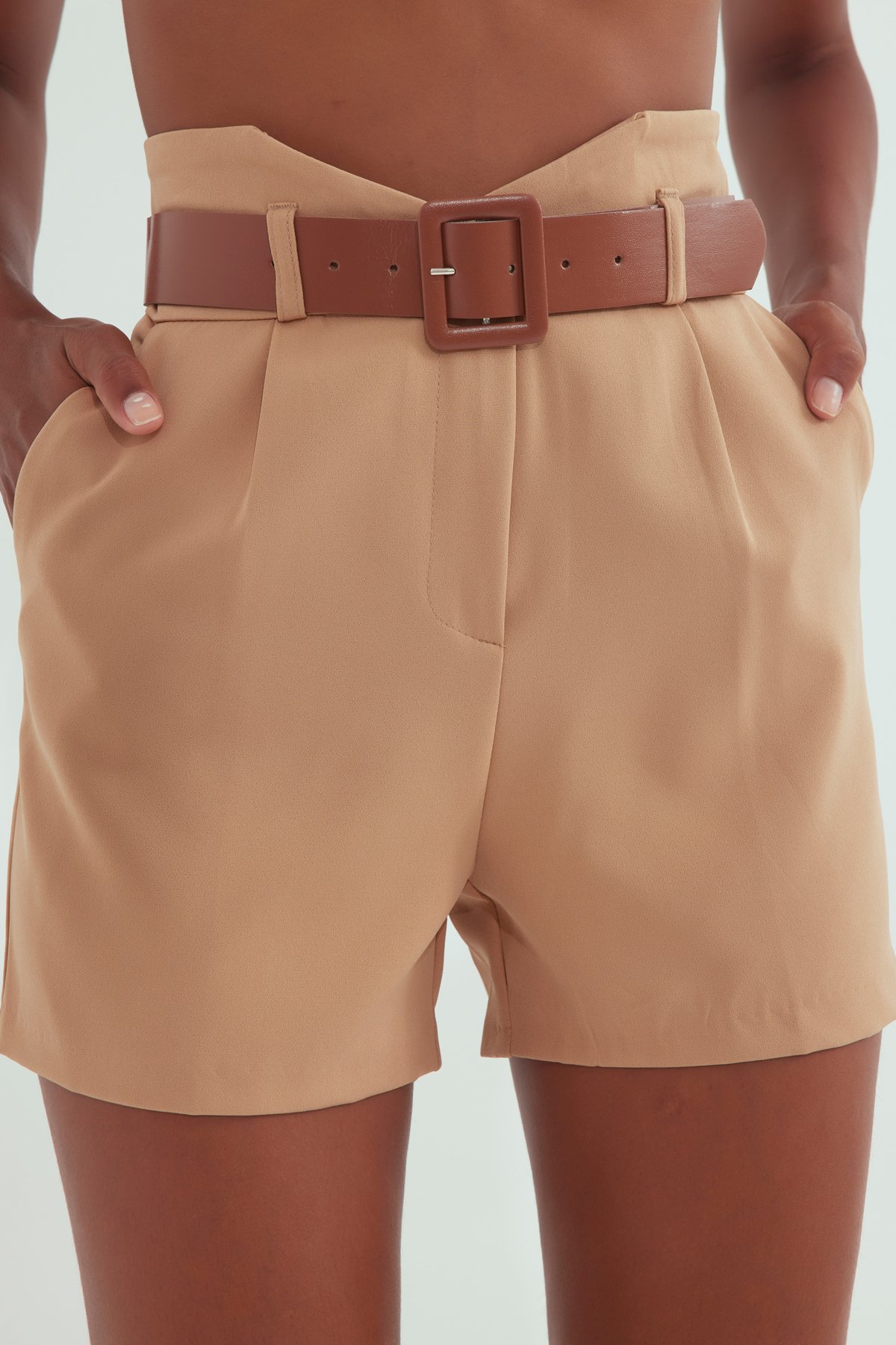 Kemerli mini şort - CAMEL