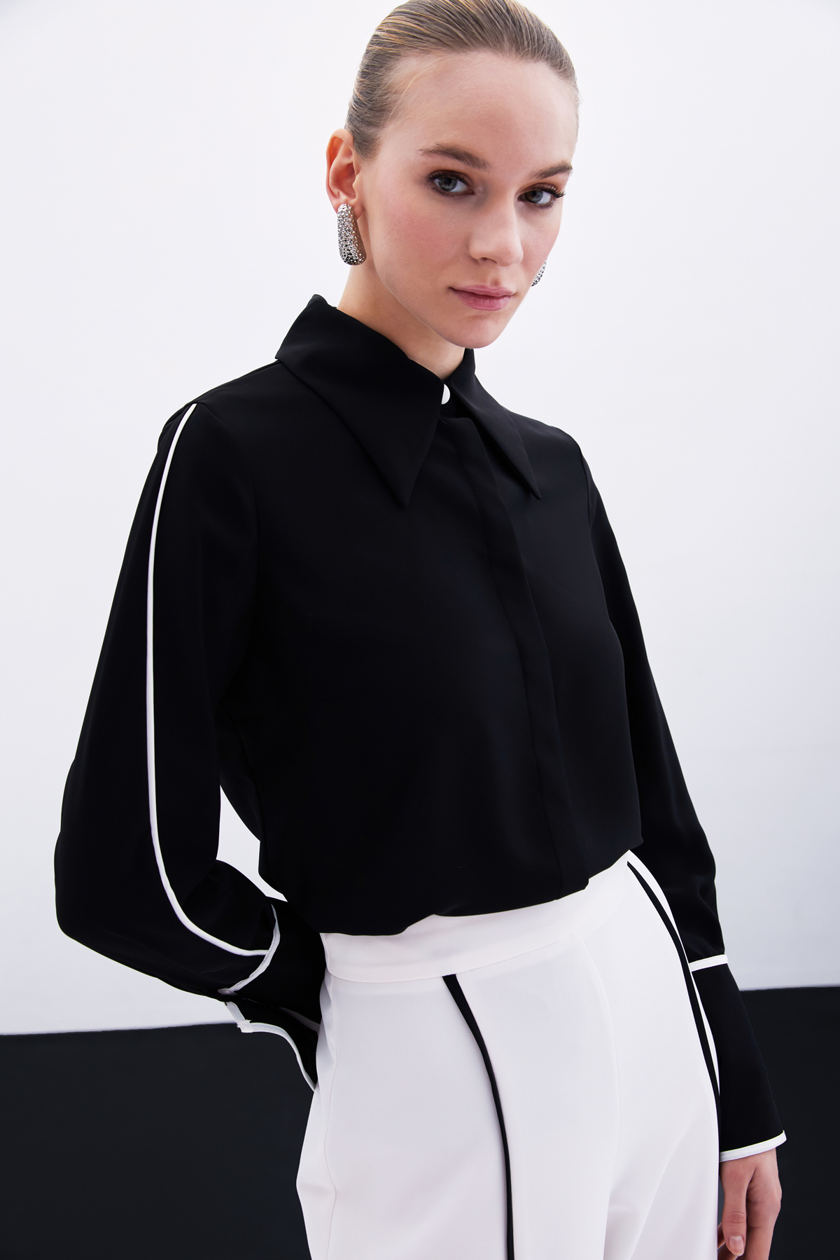 Klasik Manşetli Kontrast Gömlek - Siyah