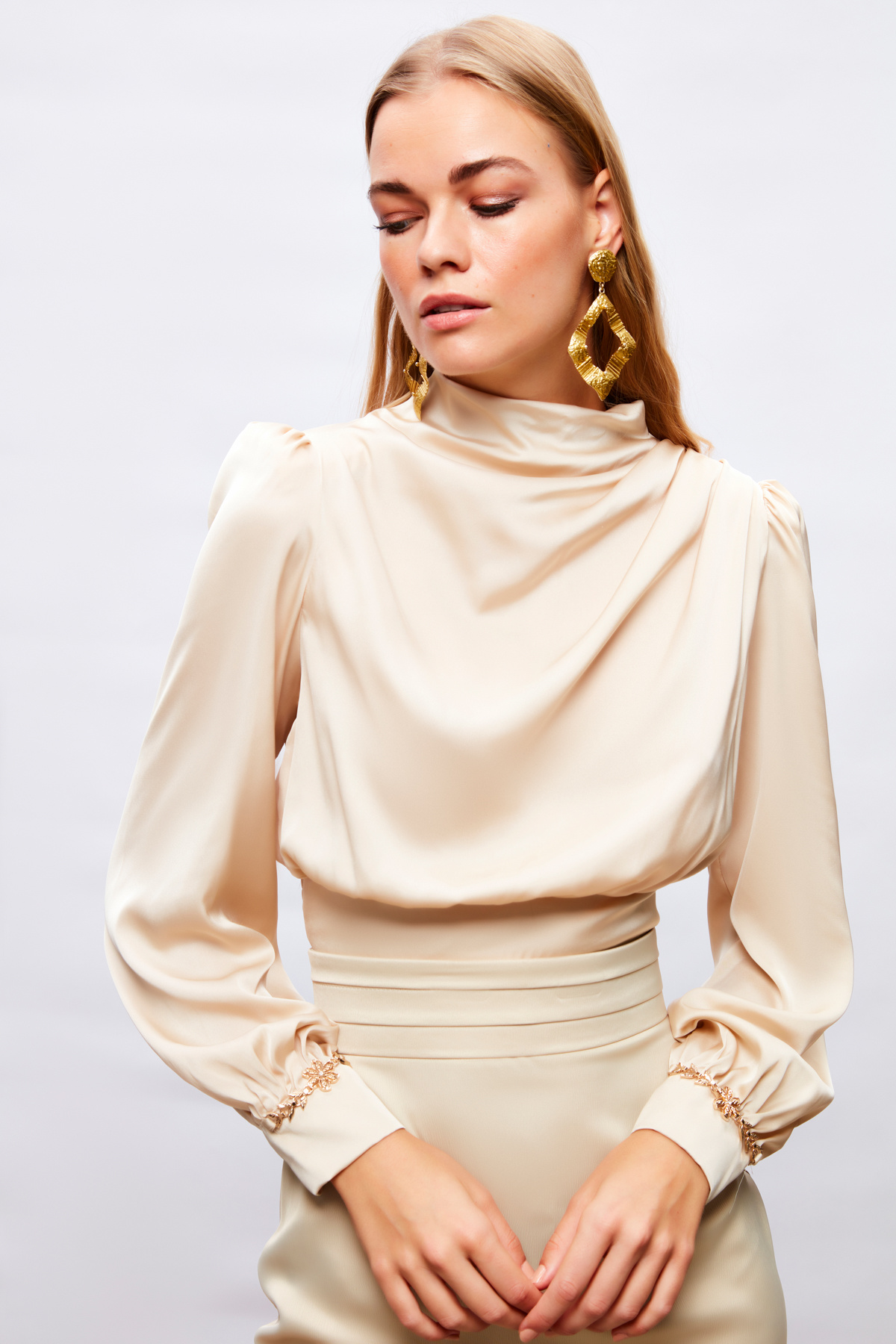 Kol Aksesuar Detaylı Bluz - BEJ