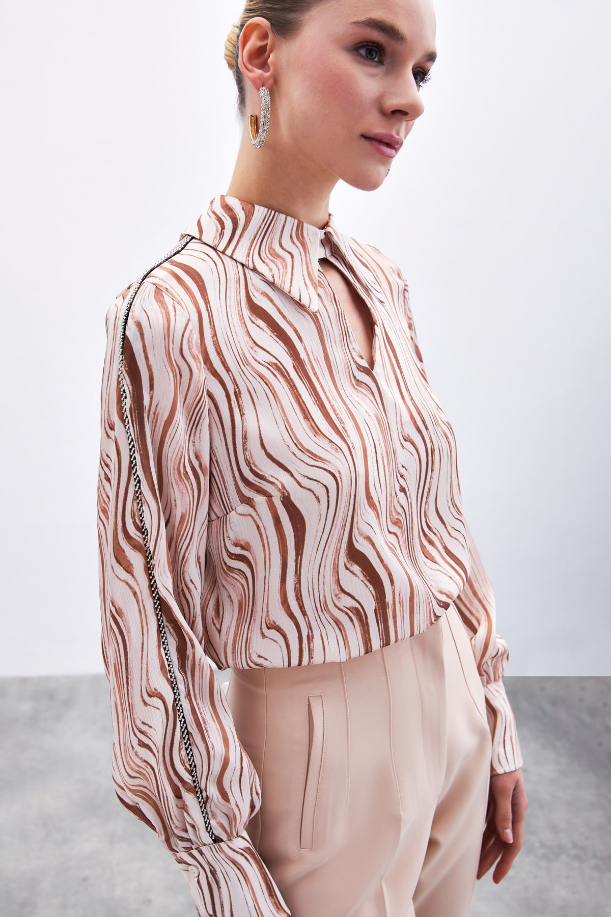 Kol Aksesuarlı Desenli Bluz - Camel