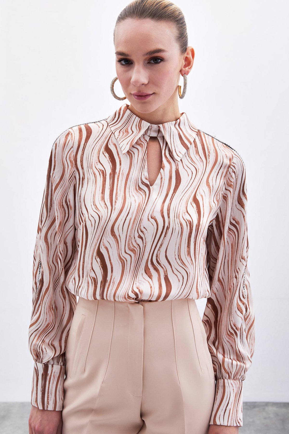 Kol Aksesuarlı Desenli Bluz - Camel