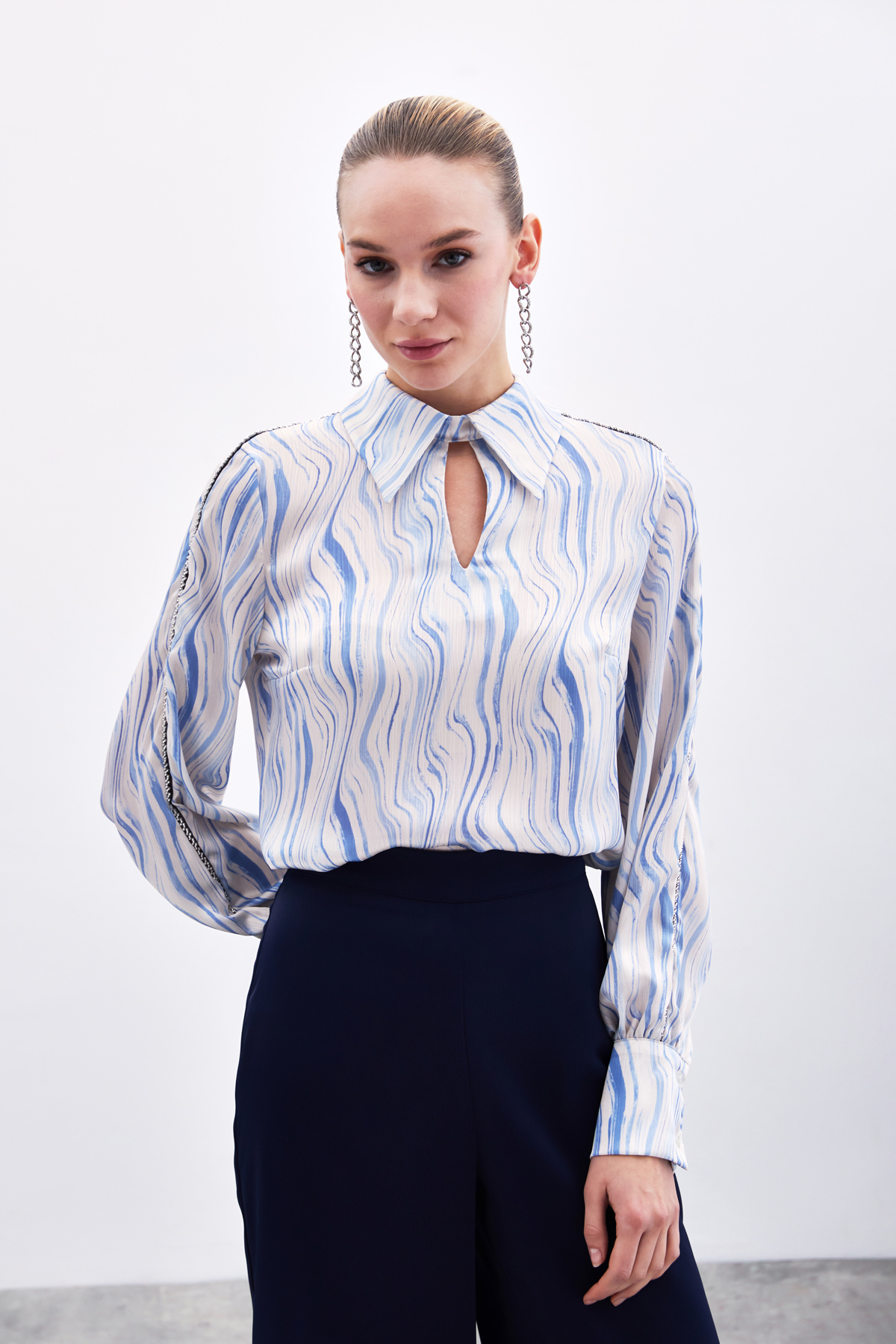 Kol Aksesuarlı Desenli Bluz - Mavi