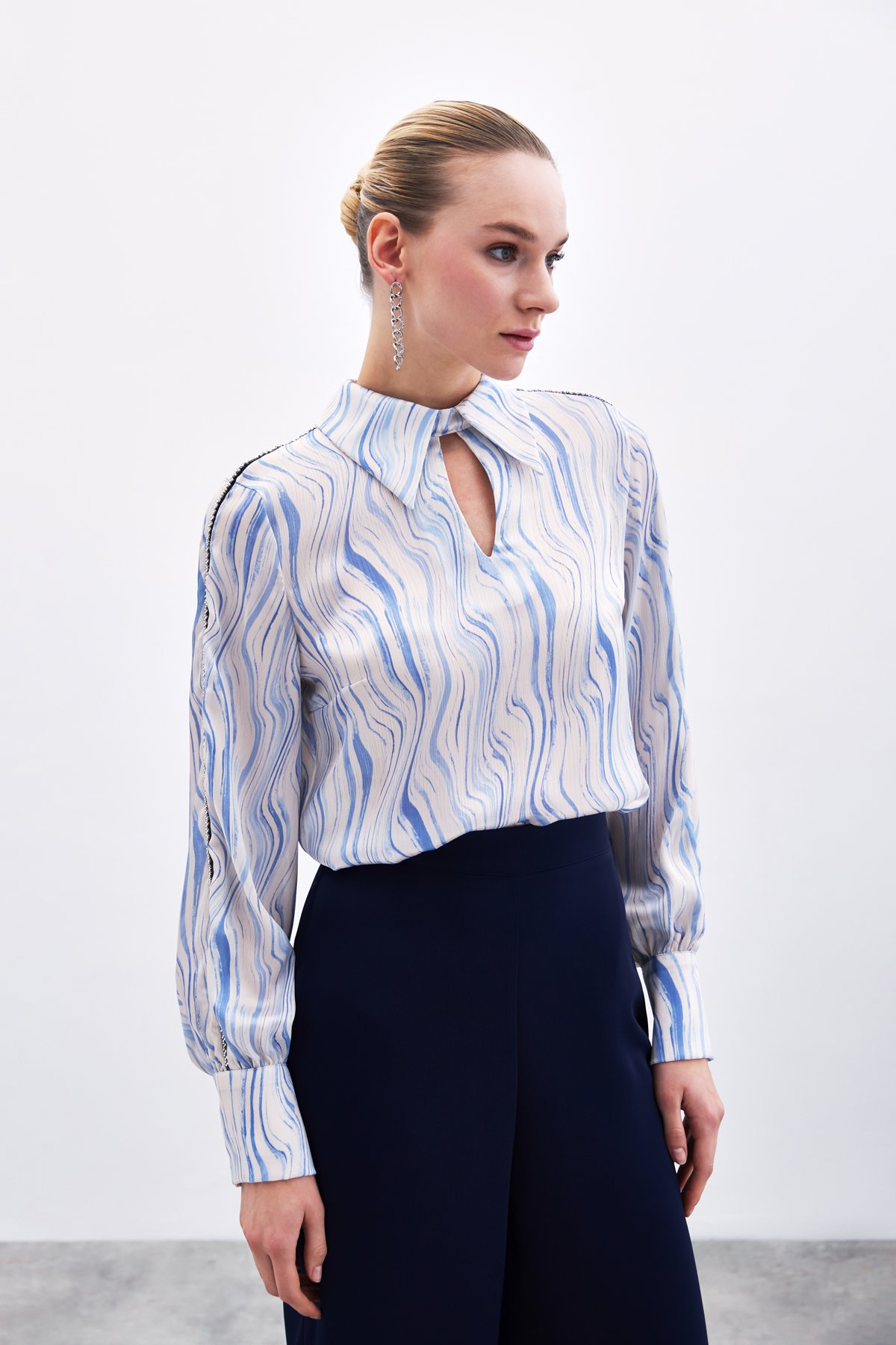 Kol Aksesuarlı Desenli Bluz - Mavi