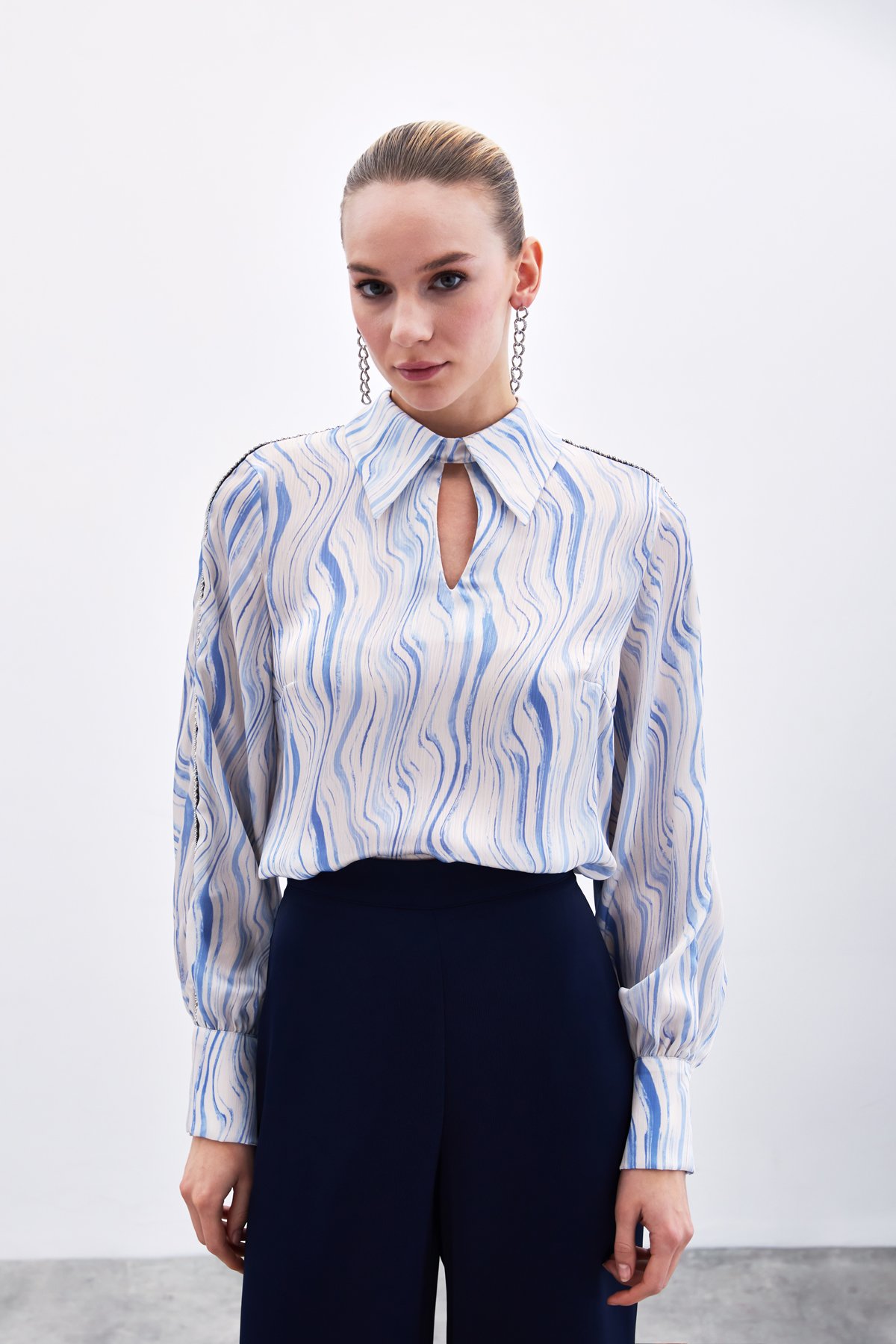 Kol Aksesuarlı Desenli Bluz - Mavi