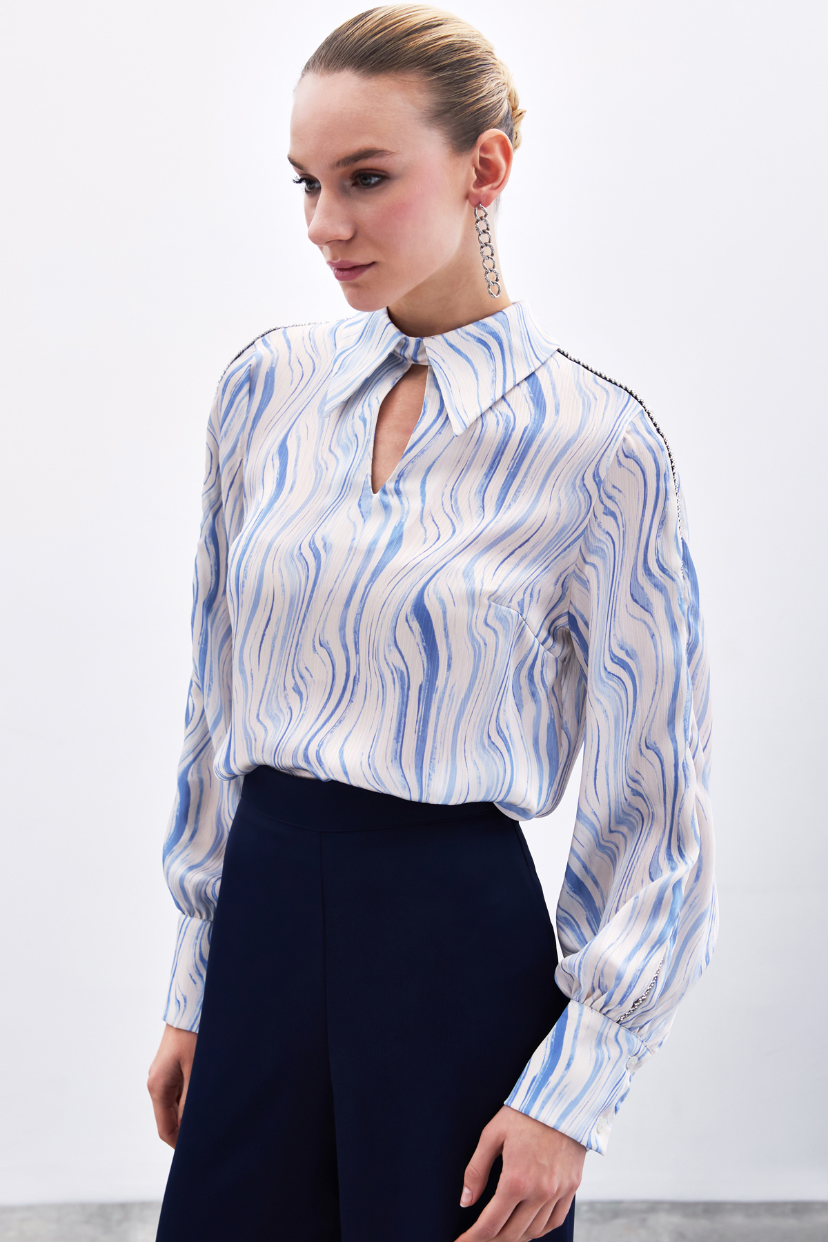 Kol Aksesuarlı Desenli Bluz - Mavi