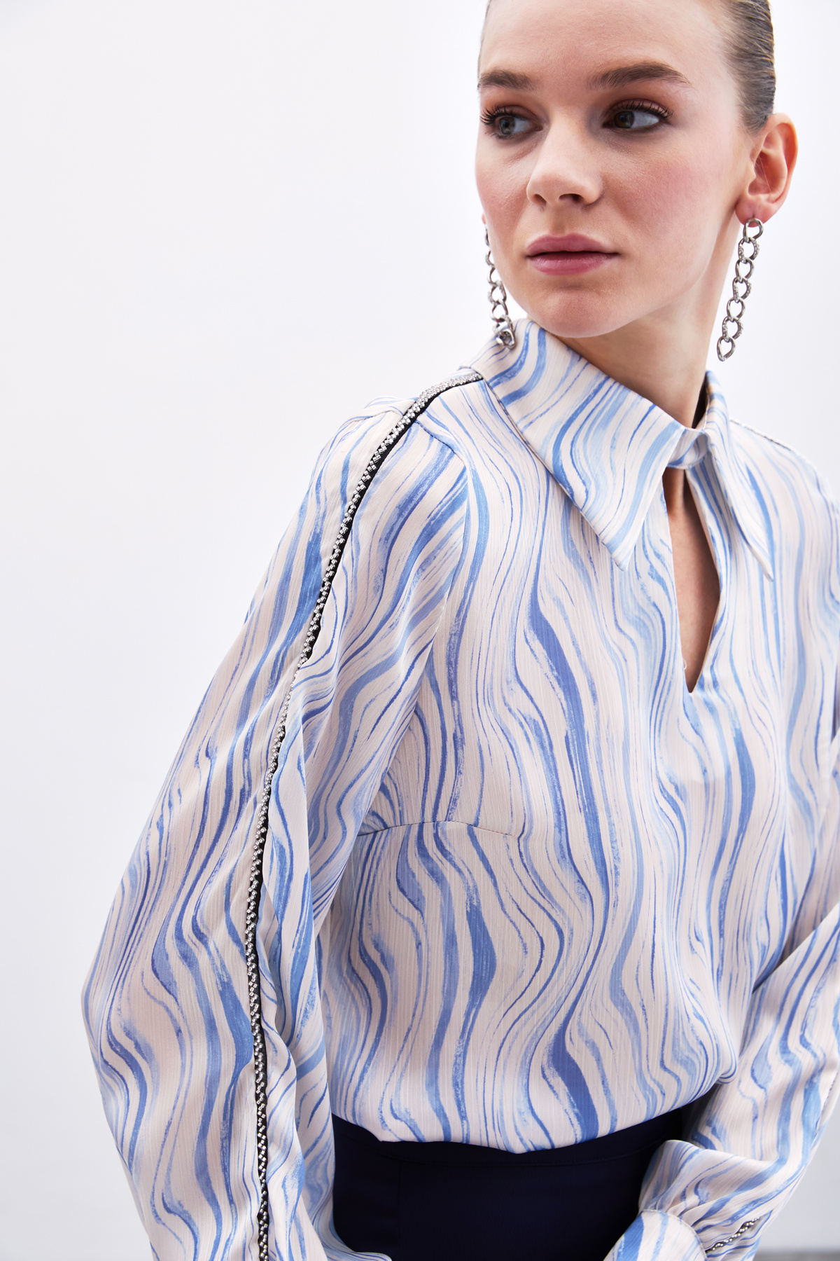 Kol Aksesuarlı Desenli Bluz - Mavi