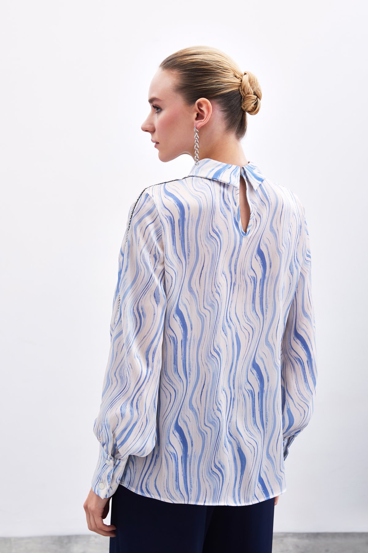 Kol Aksesuarlı Desenli Bluz - Mavi