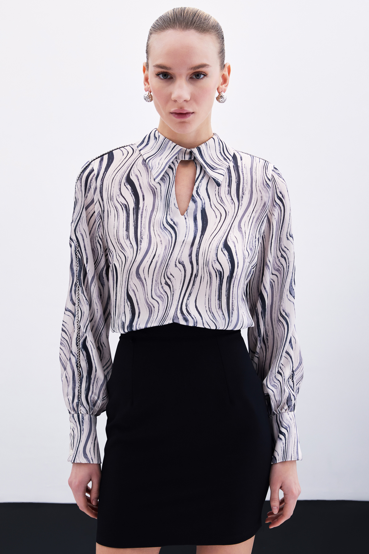 Kol Aksesuarlı Desenli Bluz - Siyah