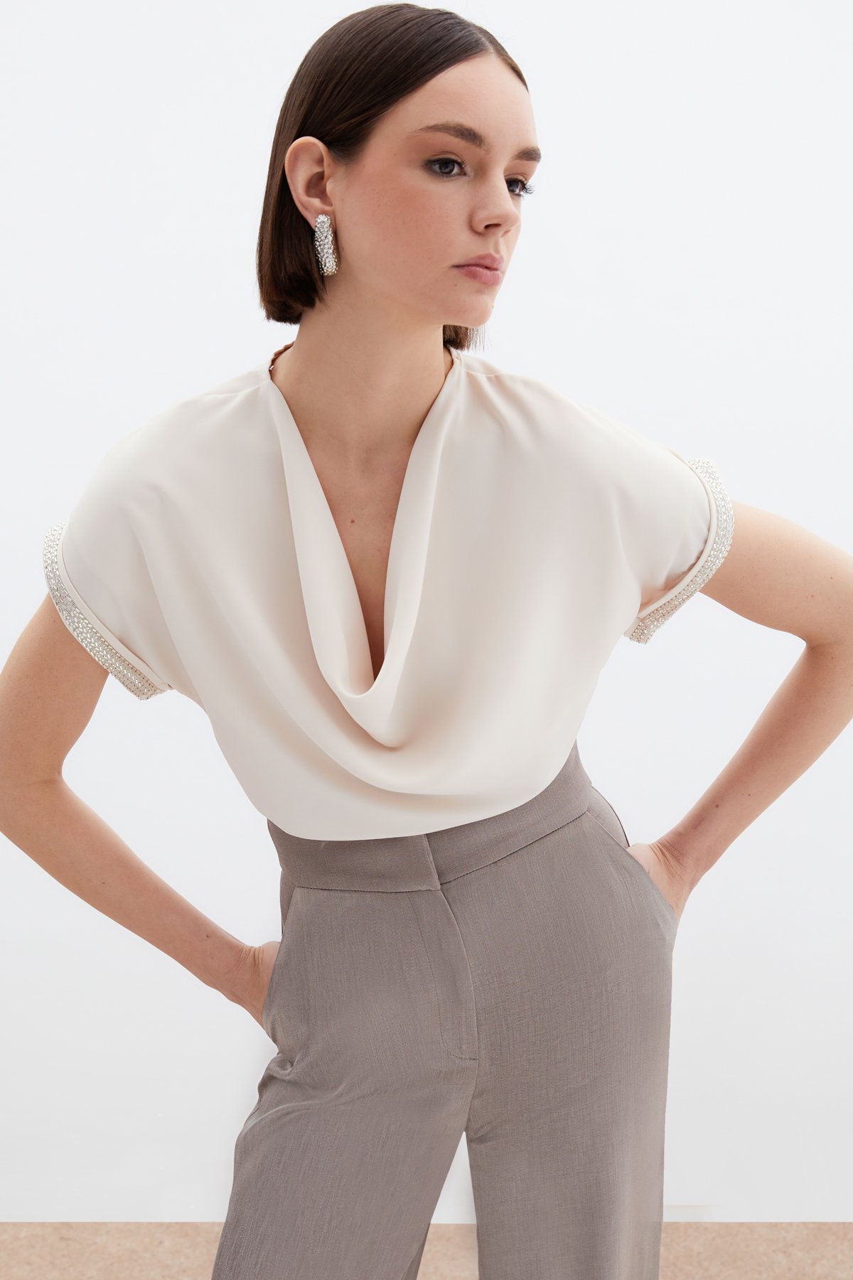 Kollar Taş Detaylı Salaş Bluz - Bej
