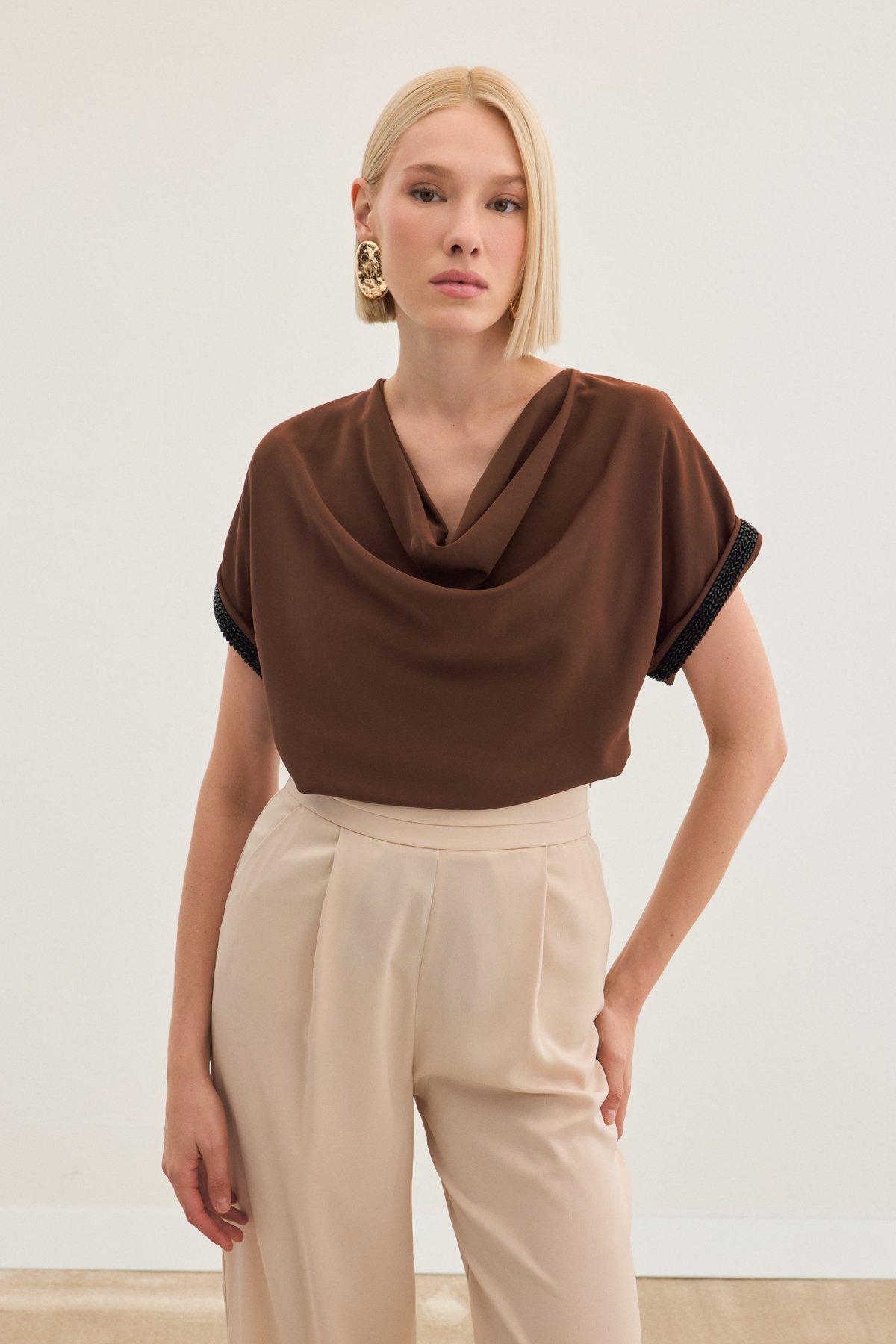 Kollar Taş Detaylı Salaş Bluz - Kahve