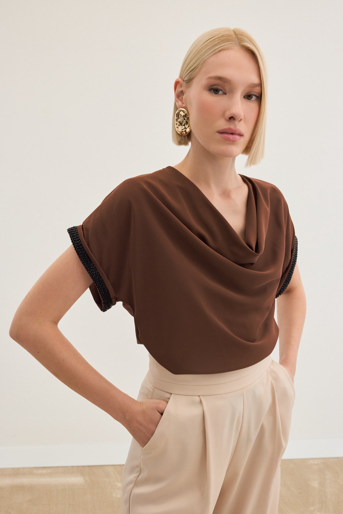 Kollar Taş Detaylı Salaş Bluz - Kahve