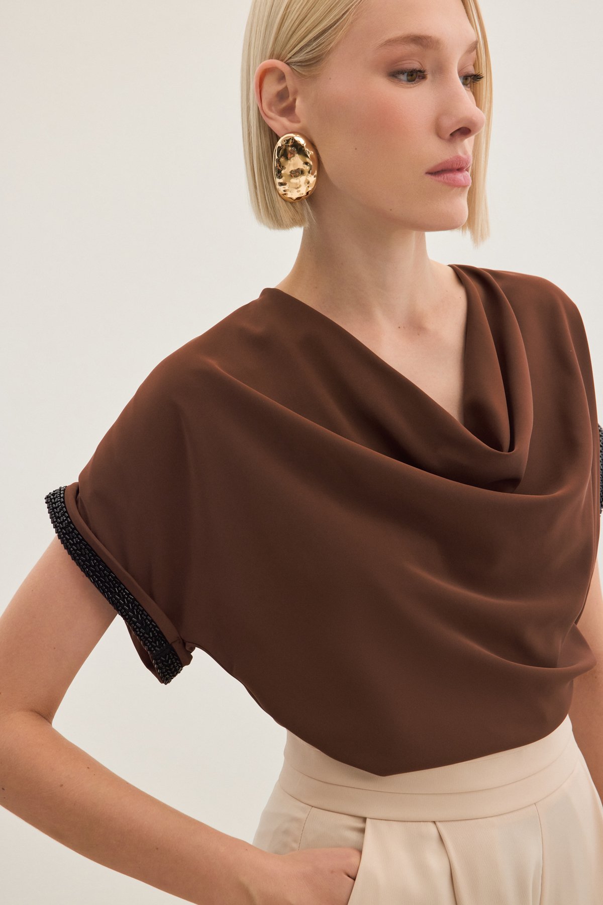 Kollar Taş Detaylı Salaş Bluz - Kahve