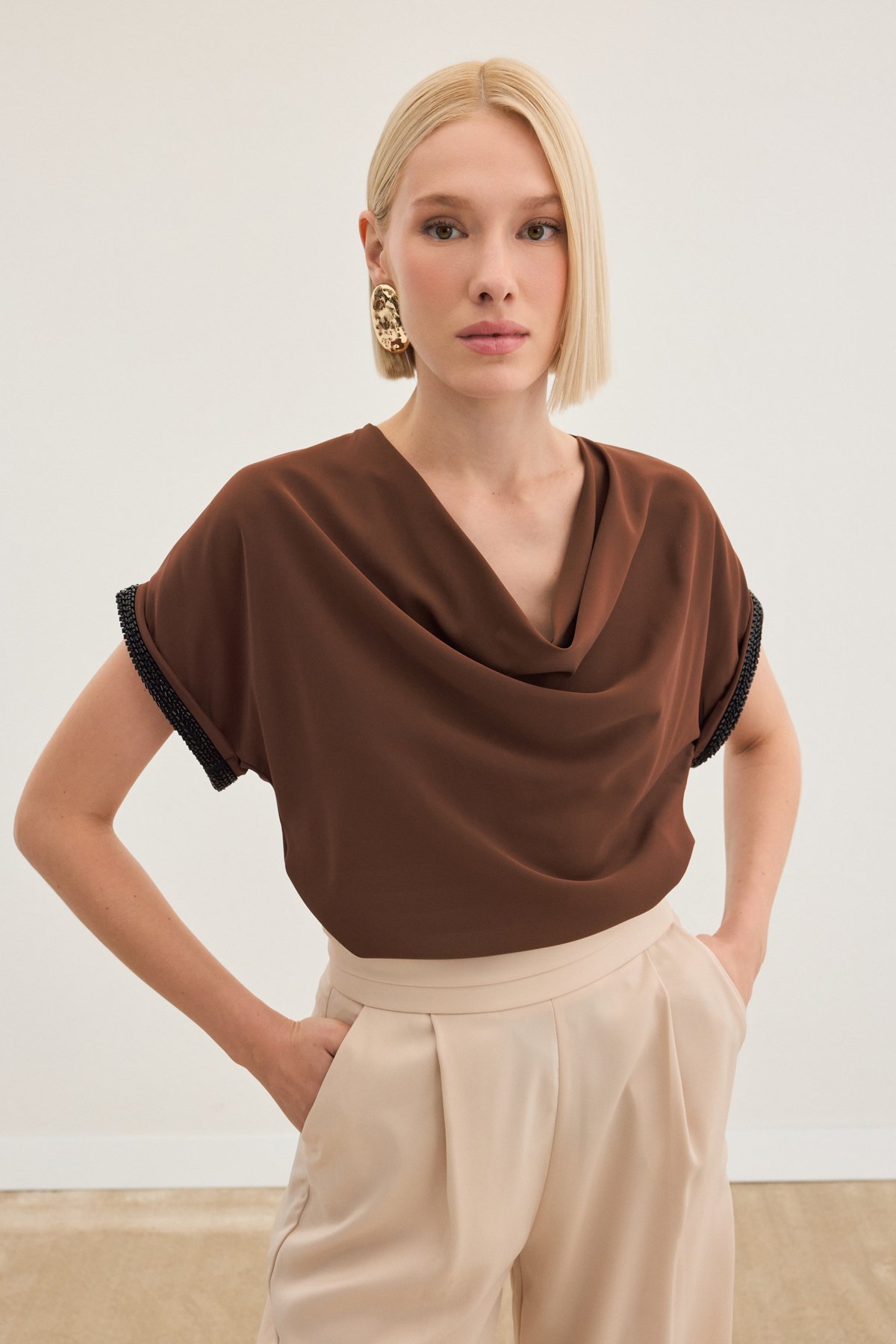 Kollar Taş Detaylı Salaş Bluz - Kahve