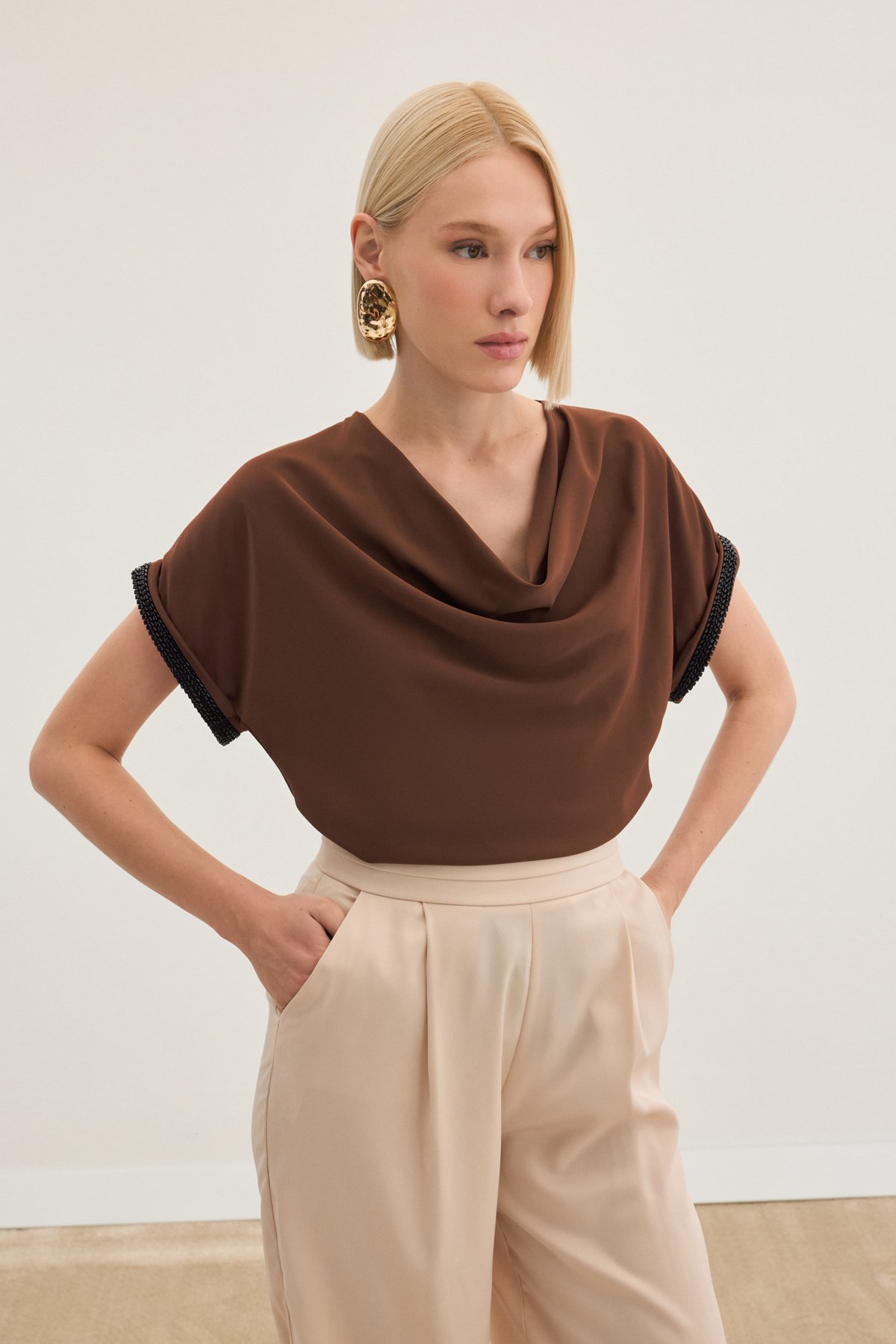 Kollar Taş Detaylı Salaş Bluz - Kahve