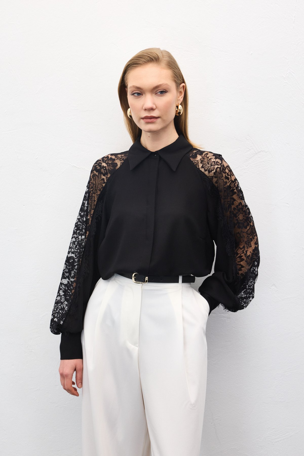 Kolları Dantel Detaylı Gömlek - Siyah