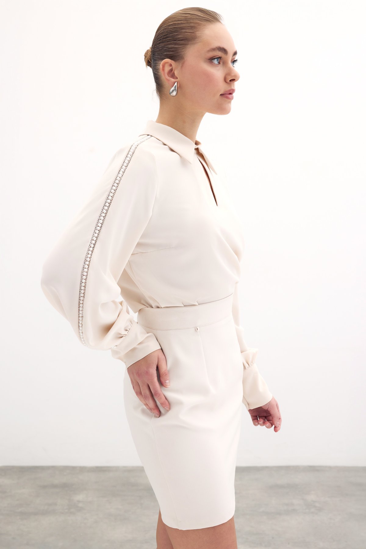 Kolları İnci Detaylı Bluz - Bej