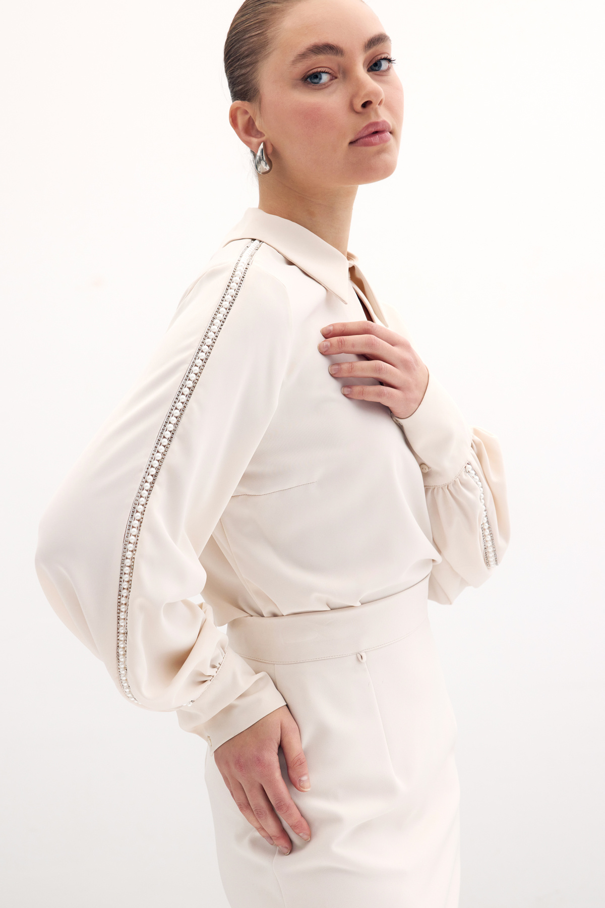 Kolları İnci Detaylı Bluz - Bej