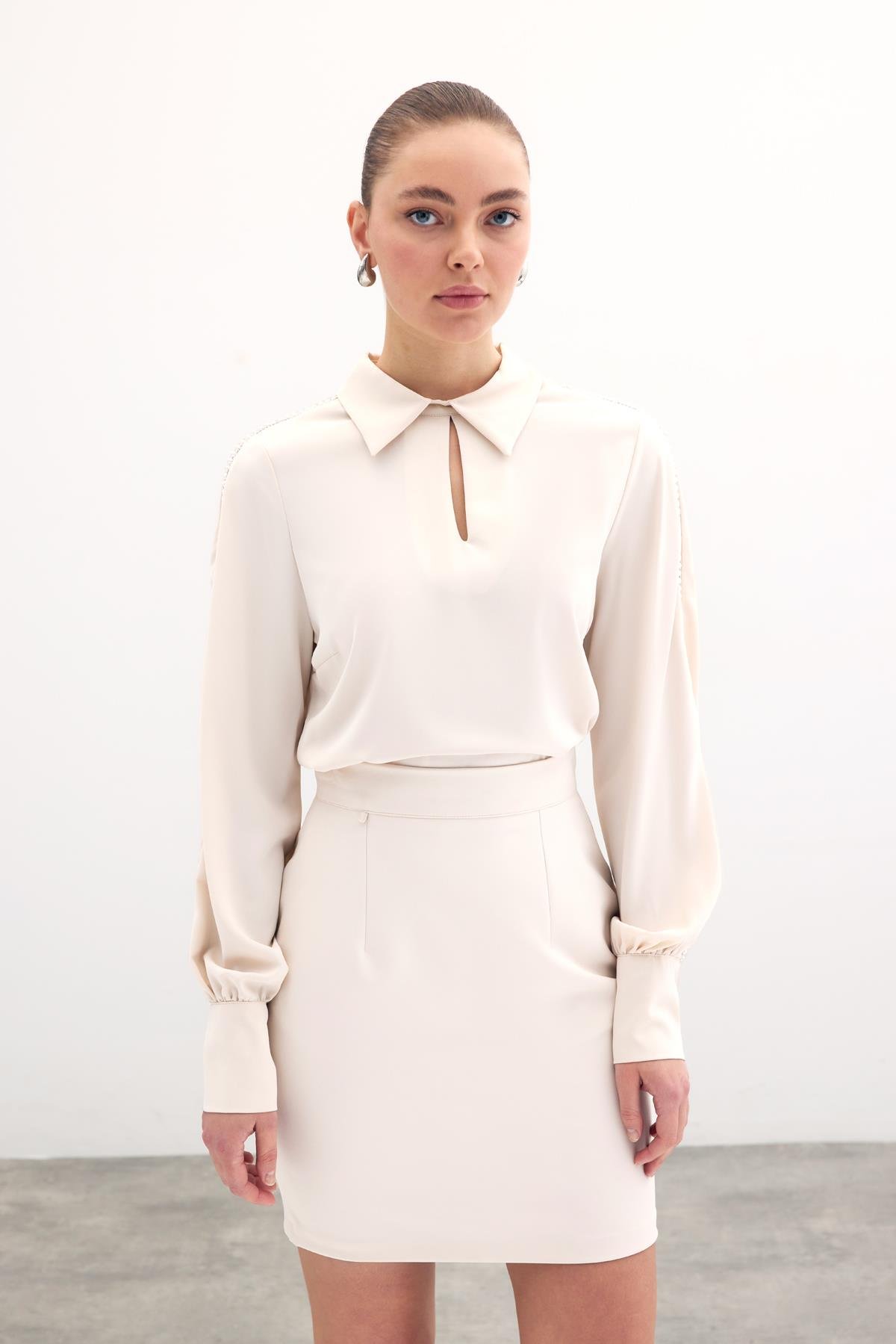 Kolları İnci Detaylı Bluz - Bej