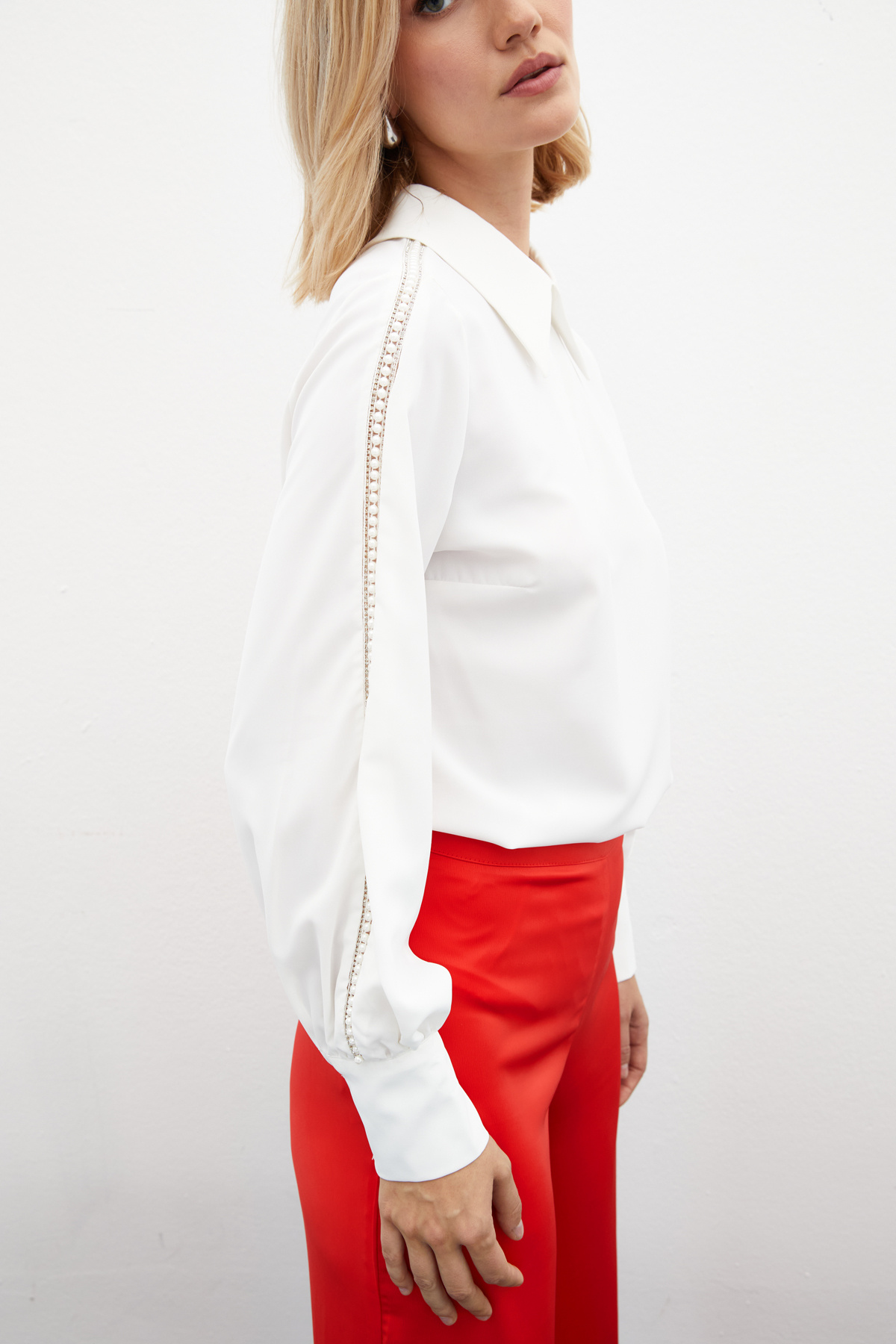 Kolları İnci Detaylı Bluz - EKRU