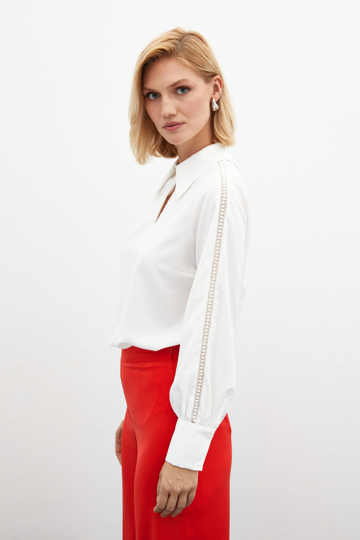 Kolları İnci Detaylı Bluz - EKRU