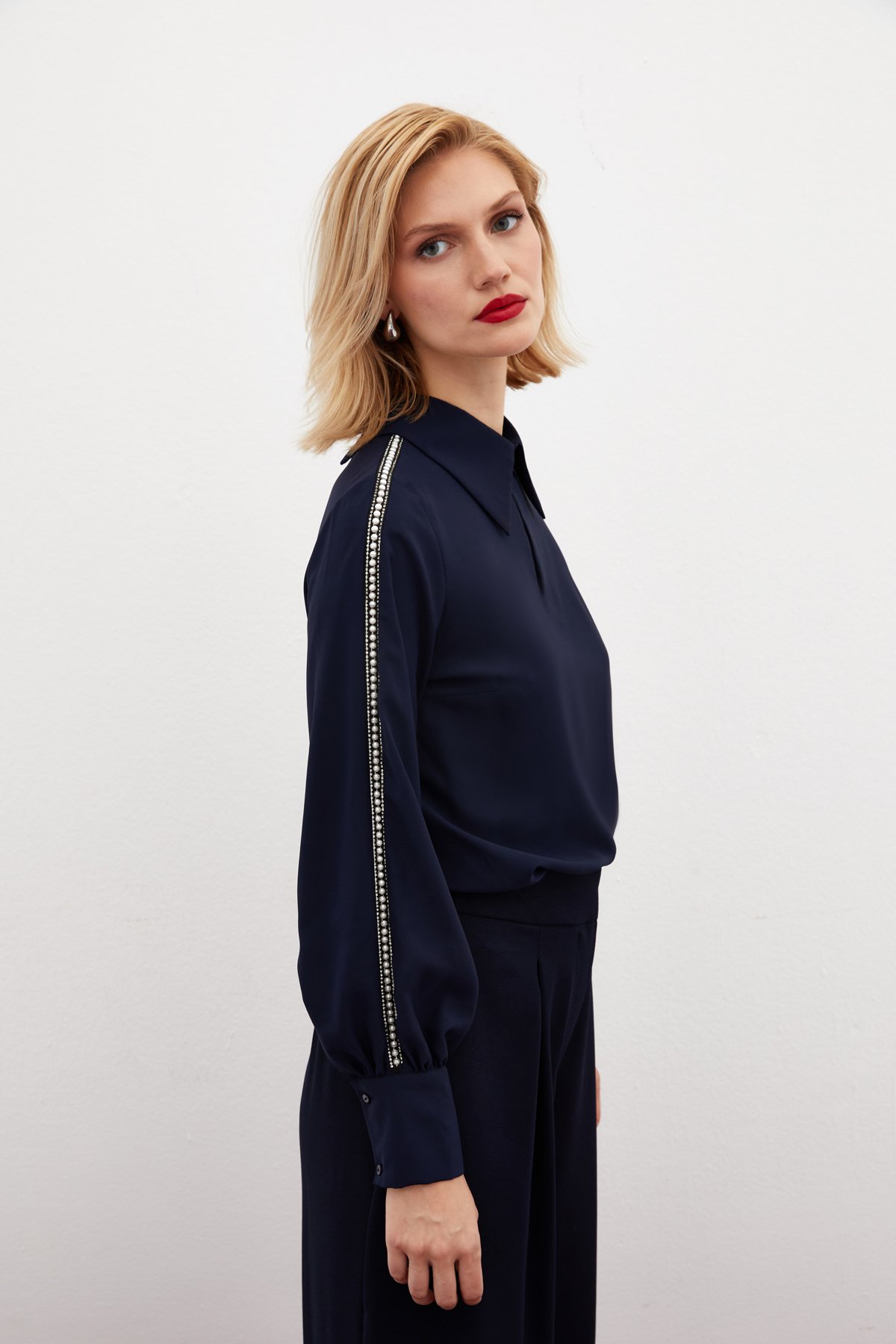 Kolları İnci Detaylı Bluz - LACİVERT